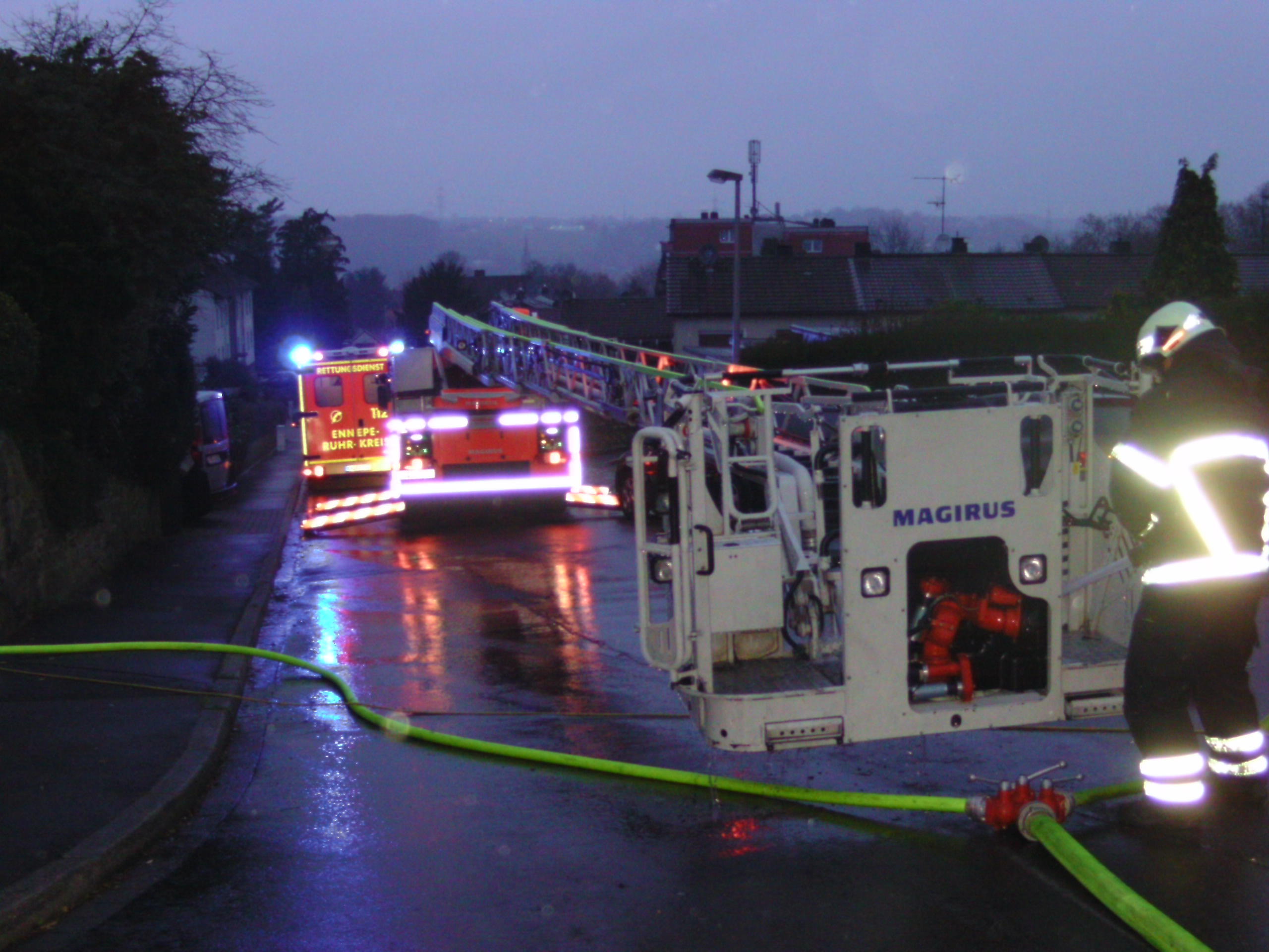 Die Feuerwehr im Einsatz an der Siegfriedstraße.