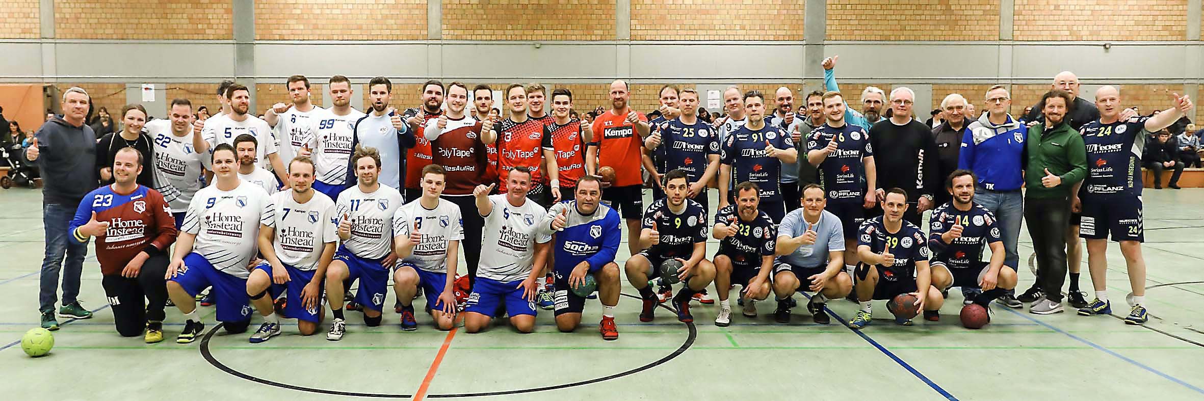 Rund 40 langjährige Weggefährten von Thorsten "Toddy" Ameler, einige heute noch aktiv, andere längst im Handball-Ruhestand, kamen zum Benefiz-Handballspiel in der Sporthalle Eving am Heisenberg-Gymnasium zusammen.