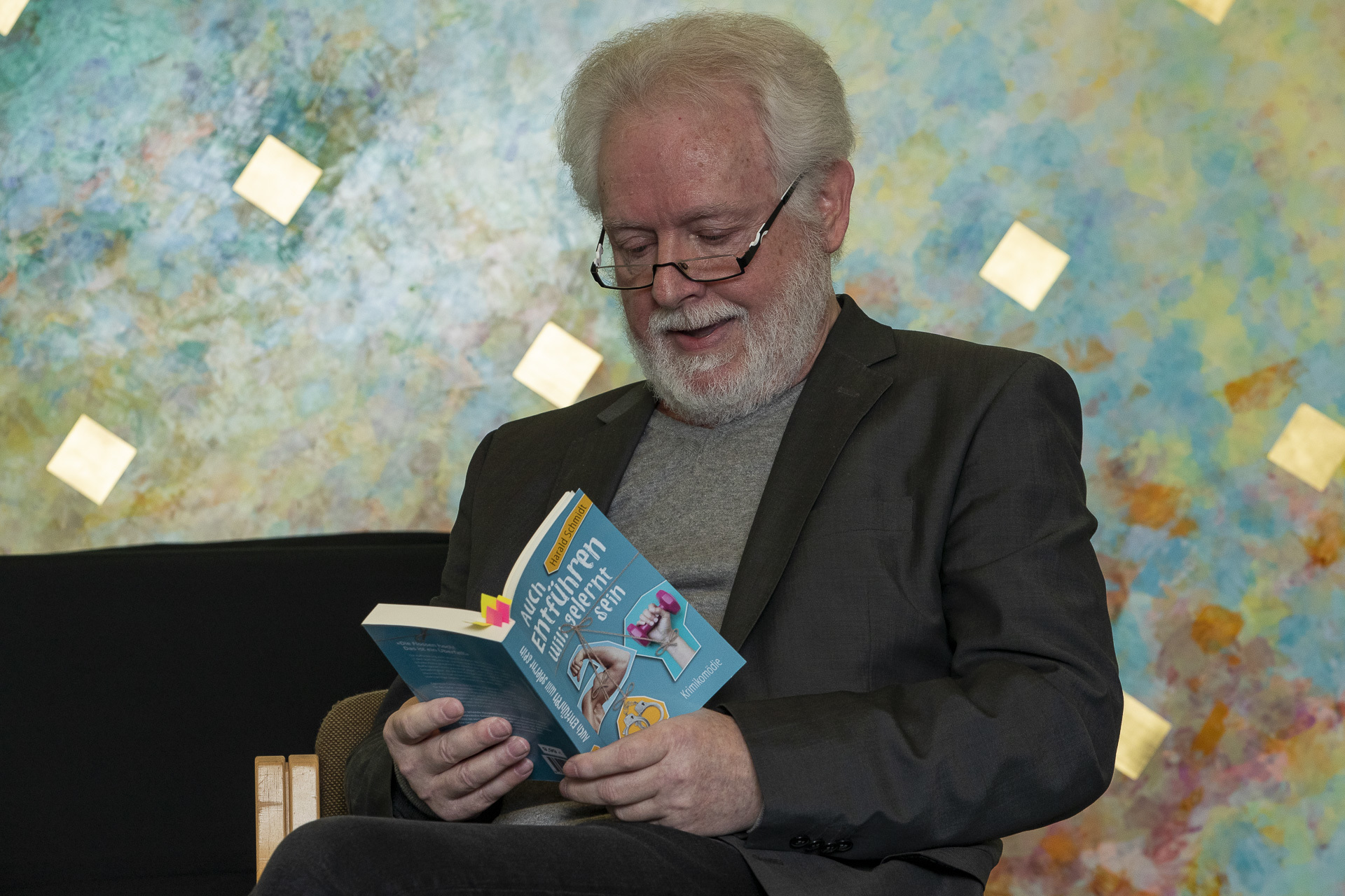 Autor Harald Schmidt kam durch die Recherche zu einem seiner Krimis in Kontakt mit der Justizvollzugsanstalt Gelsenkirchen. Zum Dank für die Unterstützung war er nun zu Gast und unterhielt weibliche Inhaftierte mit einer Krimi-Komödie.