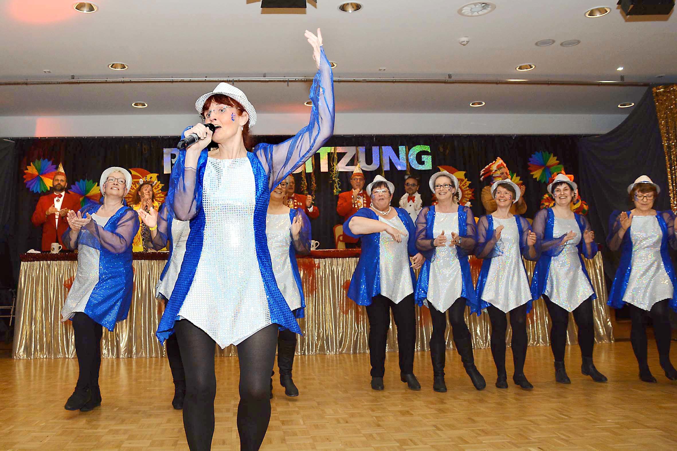 Petra Reckmann und die "Spaß-Girls" von Rot-Gold sangen das Vereinslied.