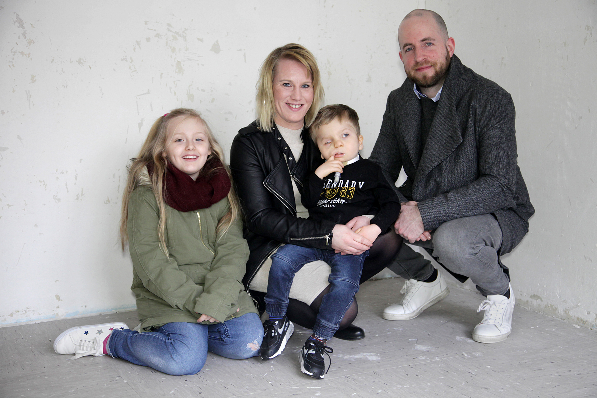 Dennis Gentsch vom Bauverein zu Lünen freut sich mit Leon, Mama Angela und Schwester Lena Sophie über die neue Wohnung.