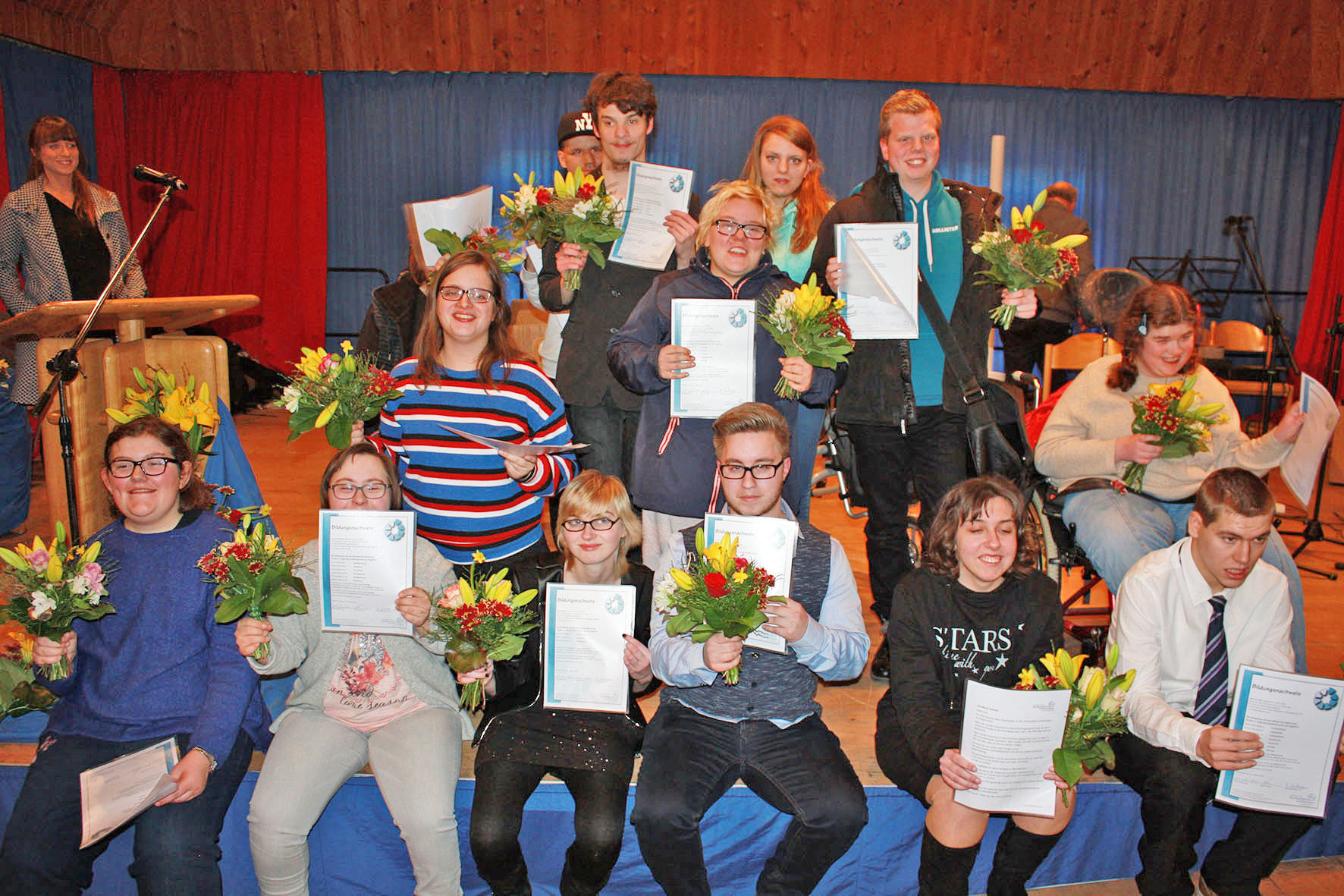 Bei einer Feierstunde erhielten die Absolventen ihre Urkunden und wurden jeweils mit einer persönlichen Laudatio geehrt.