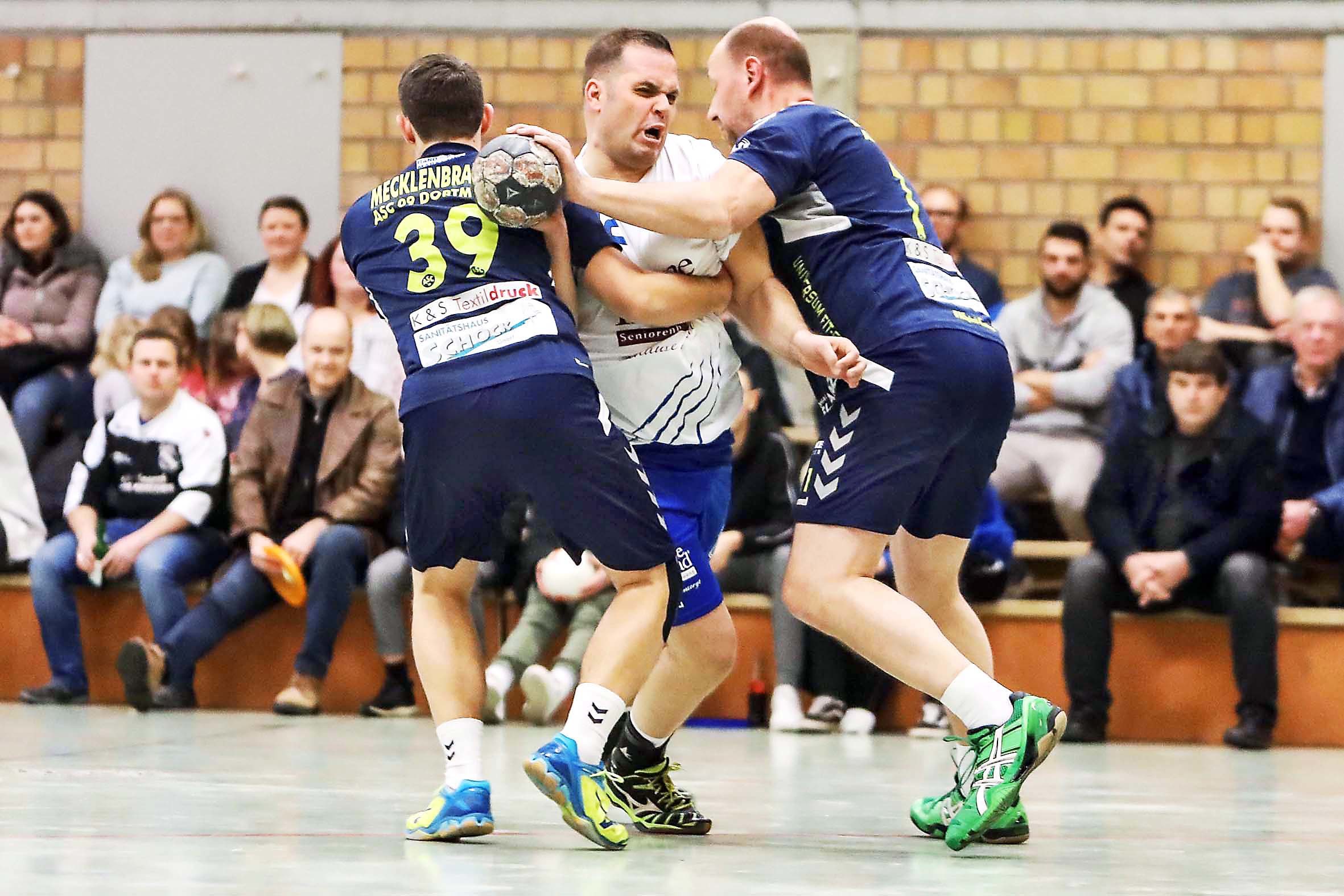 Das Ergebnis des Spiels war zweitrangig, mehr als 60 Tore fielen. Wichtiger: der Erlös des Abends, der den drei kleinen Töchter des jüngst verstorbenen Handballers Thorsten Ameler zugute kommt.