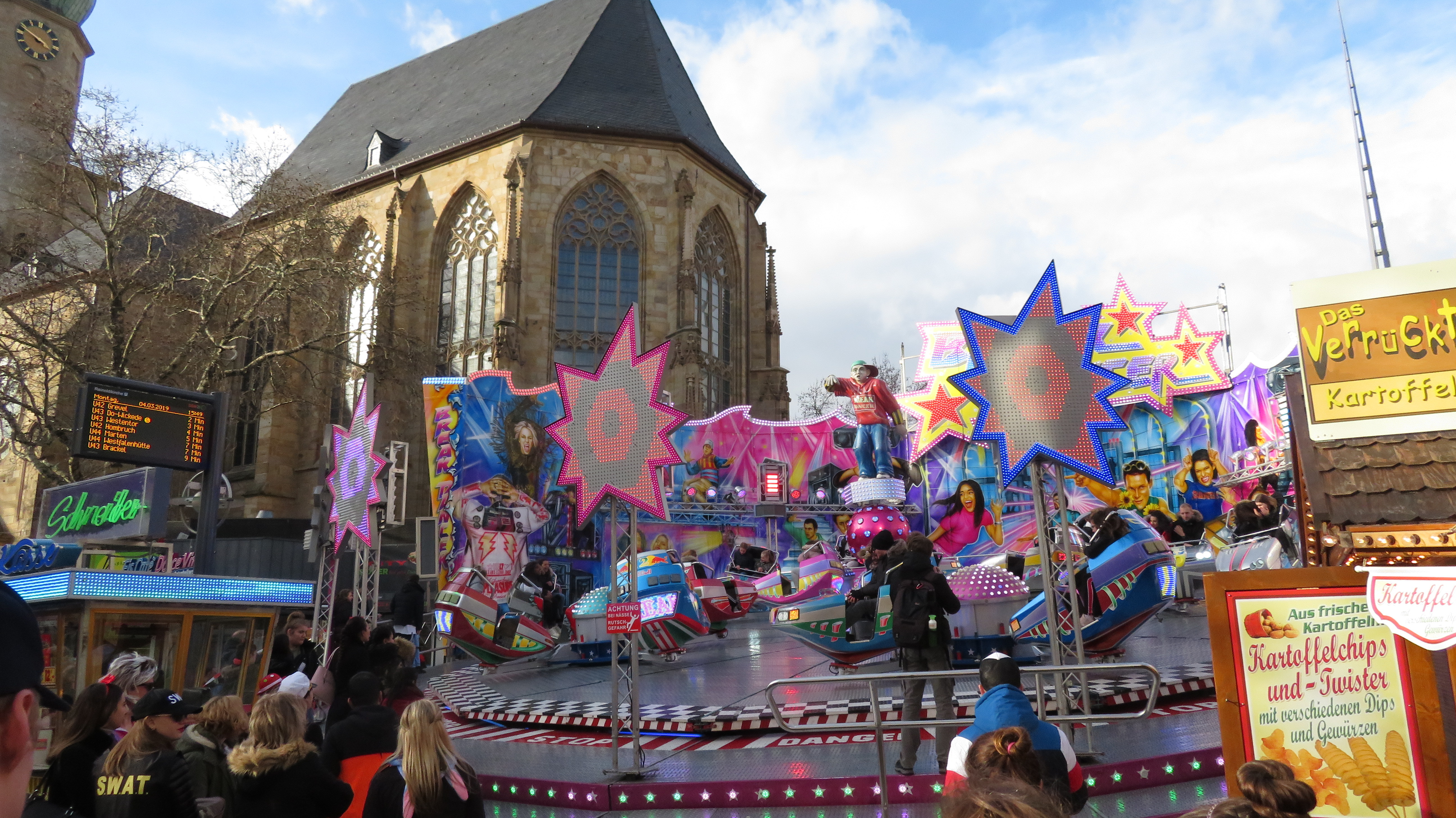 Rosenmontagskirmes in Dortmund.