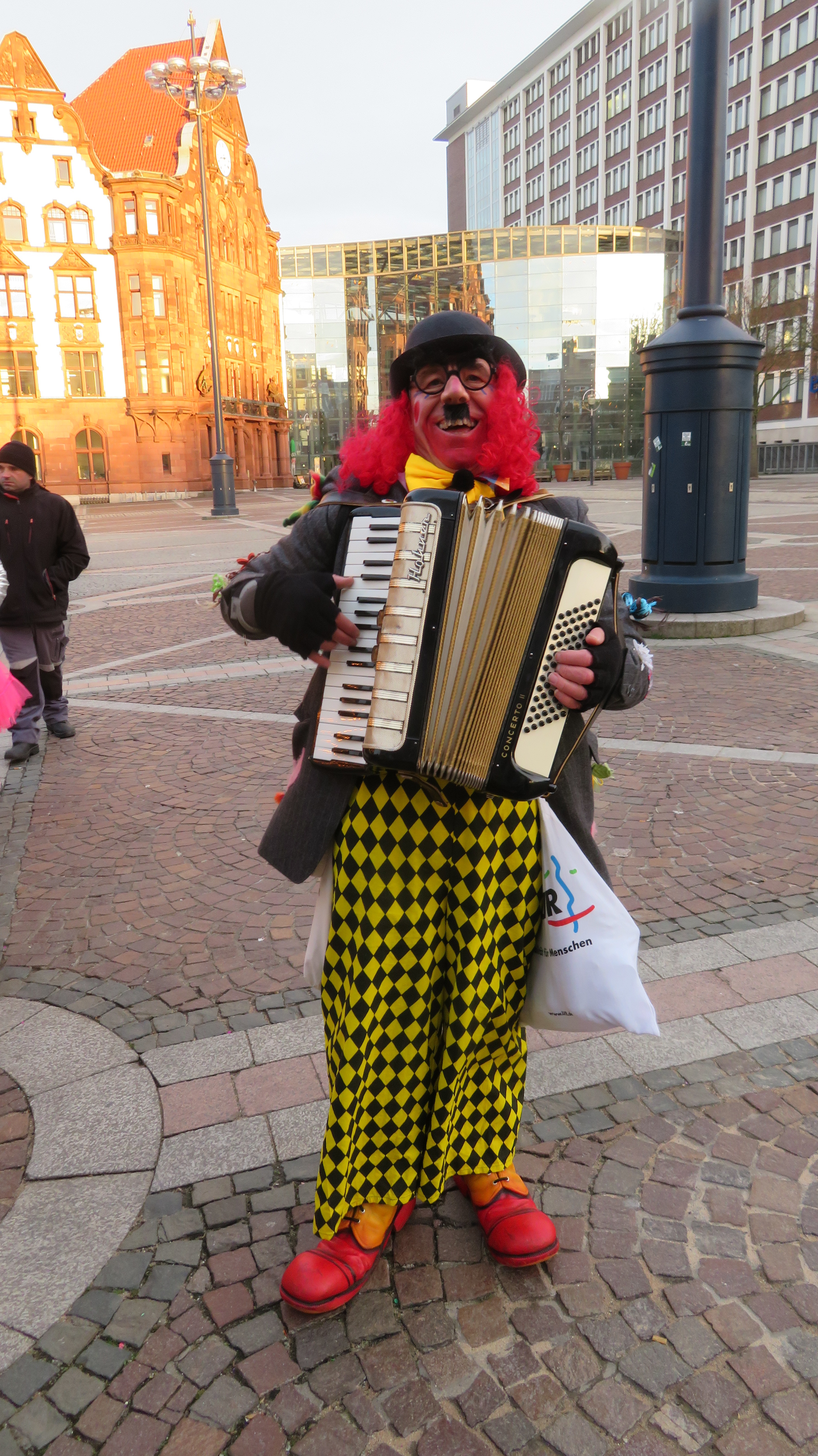 Ein Musikclown am Rosenmontag auf dem Friedensplatz.
