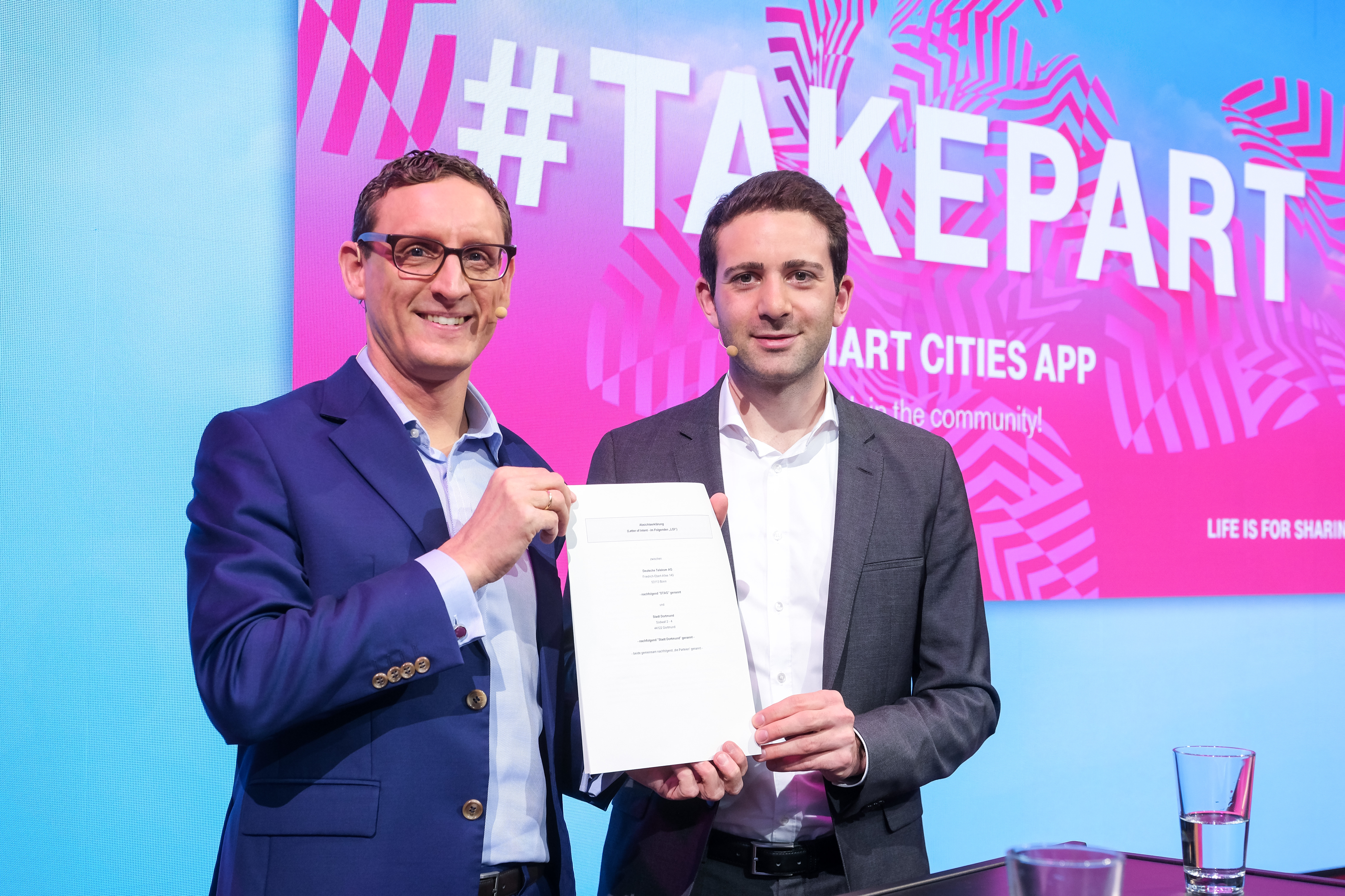 Markus Keller (Telekom) und Denes Kücük (CIO/Stadt Dortmund) setzen auf Kooperation bei der App.