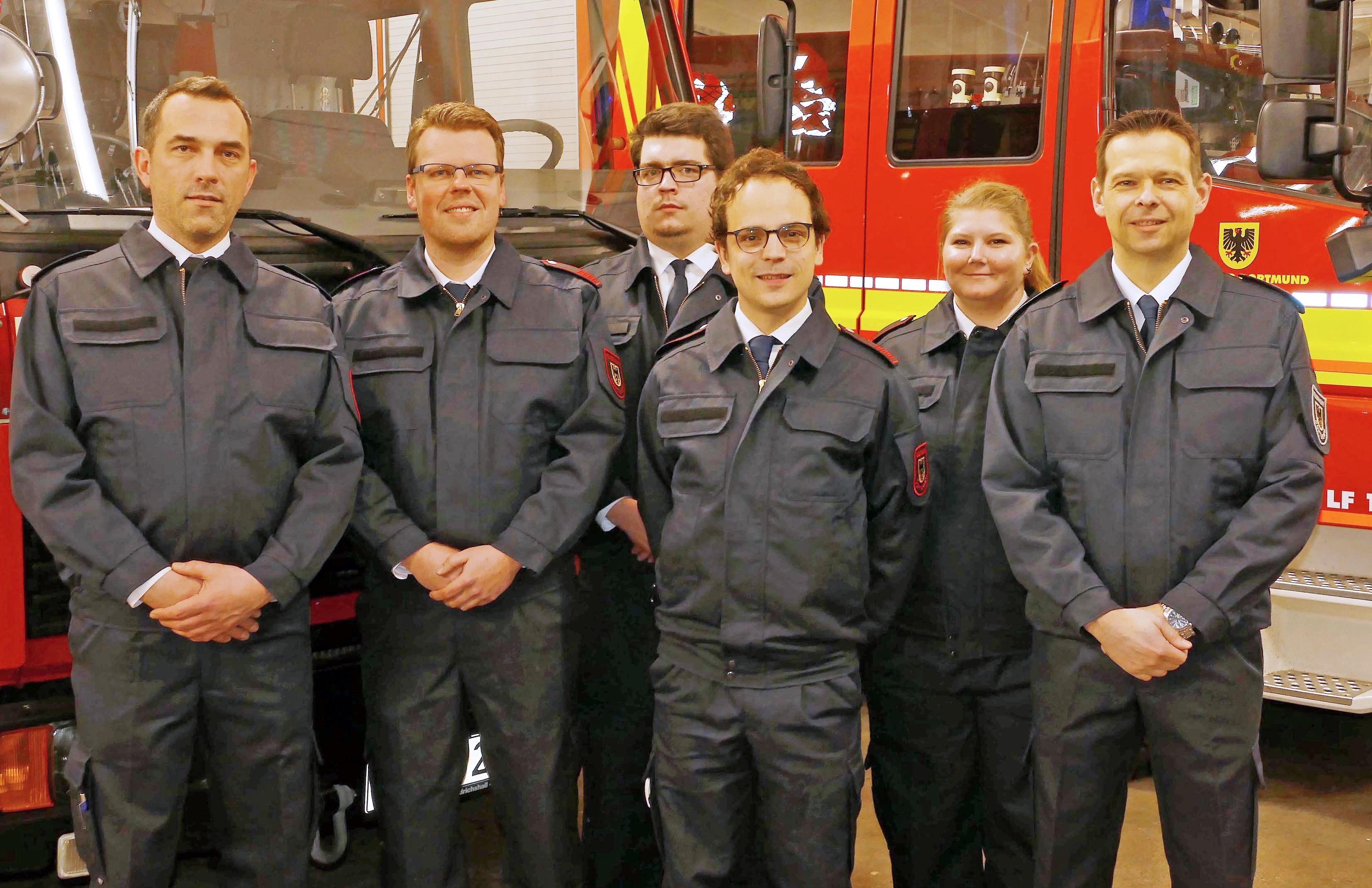 Björn Ackermann (Stellv. Leiter der Feuerwehr Hombruch, l.) und die Geehrten und Beförderten (v.l.): Marco Niemeyer (25 Jahre Freiwillige Feuerwehr), Markus Engel (befördert zum Feuerwehrmann), Matthias Gernhardt (befördert zum Brandmeister), Sabrina Werner (befördert zur Hauptfeuerwehrfrau) und Thorsten Wulff (25 Jahre Freiwillige Feuerwehr).