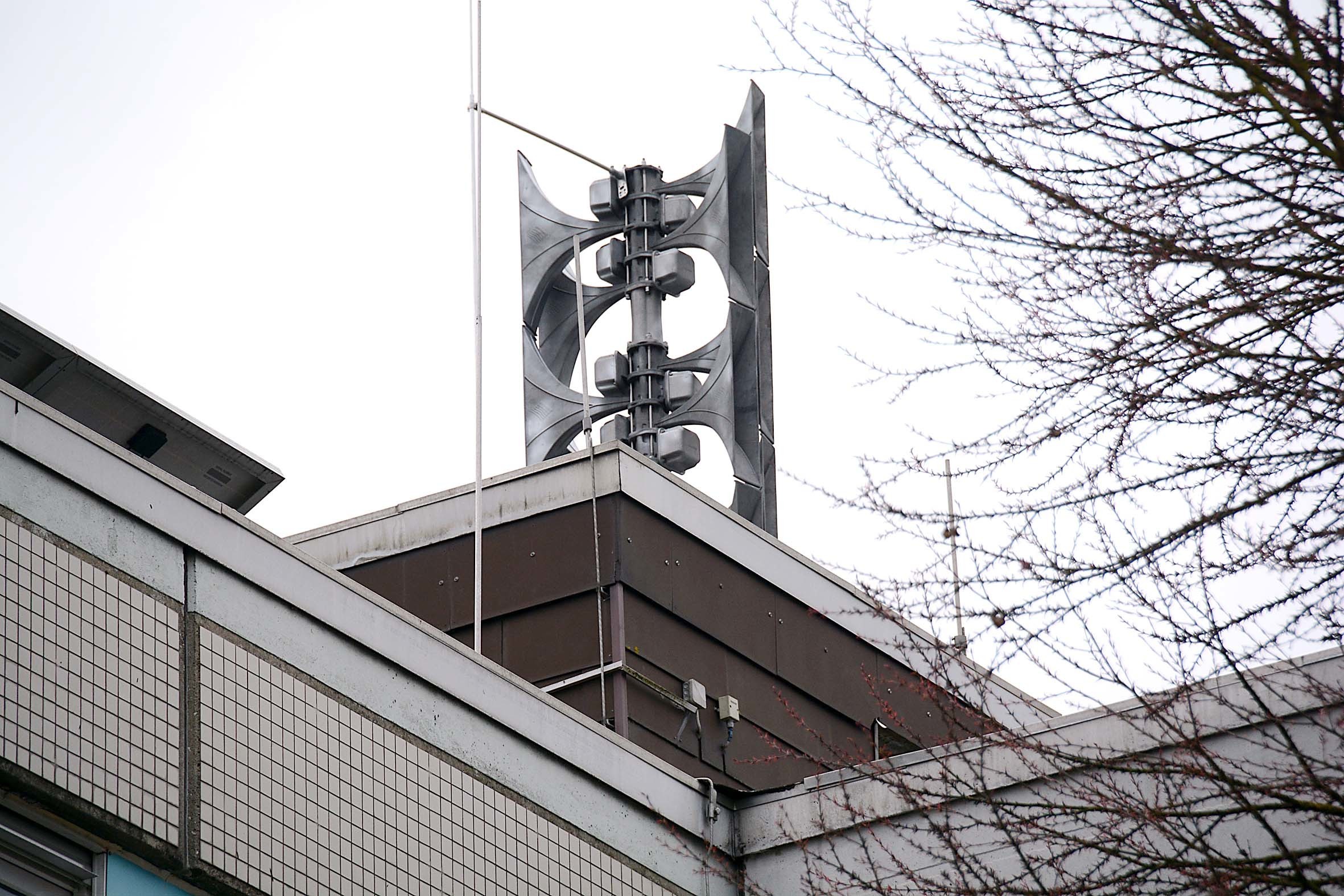 Eine der ersten drei Dortmunder Sirenen des neuen Typs auf dem Dach der Steinbrink-Schule in Wickede.