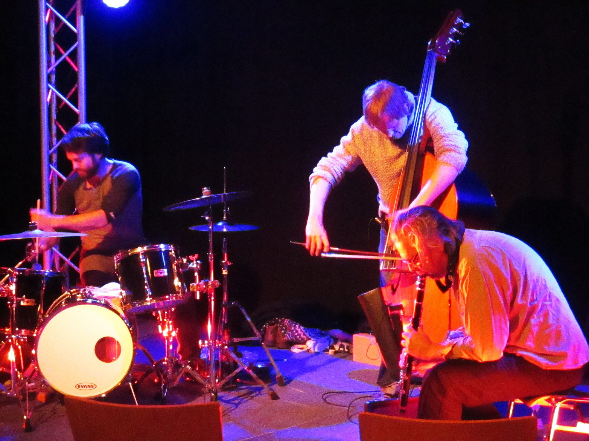 Die drei Jazz-Musiker "bei der Arbeit".