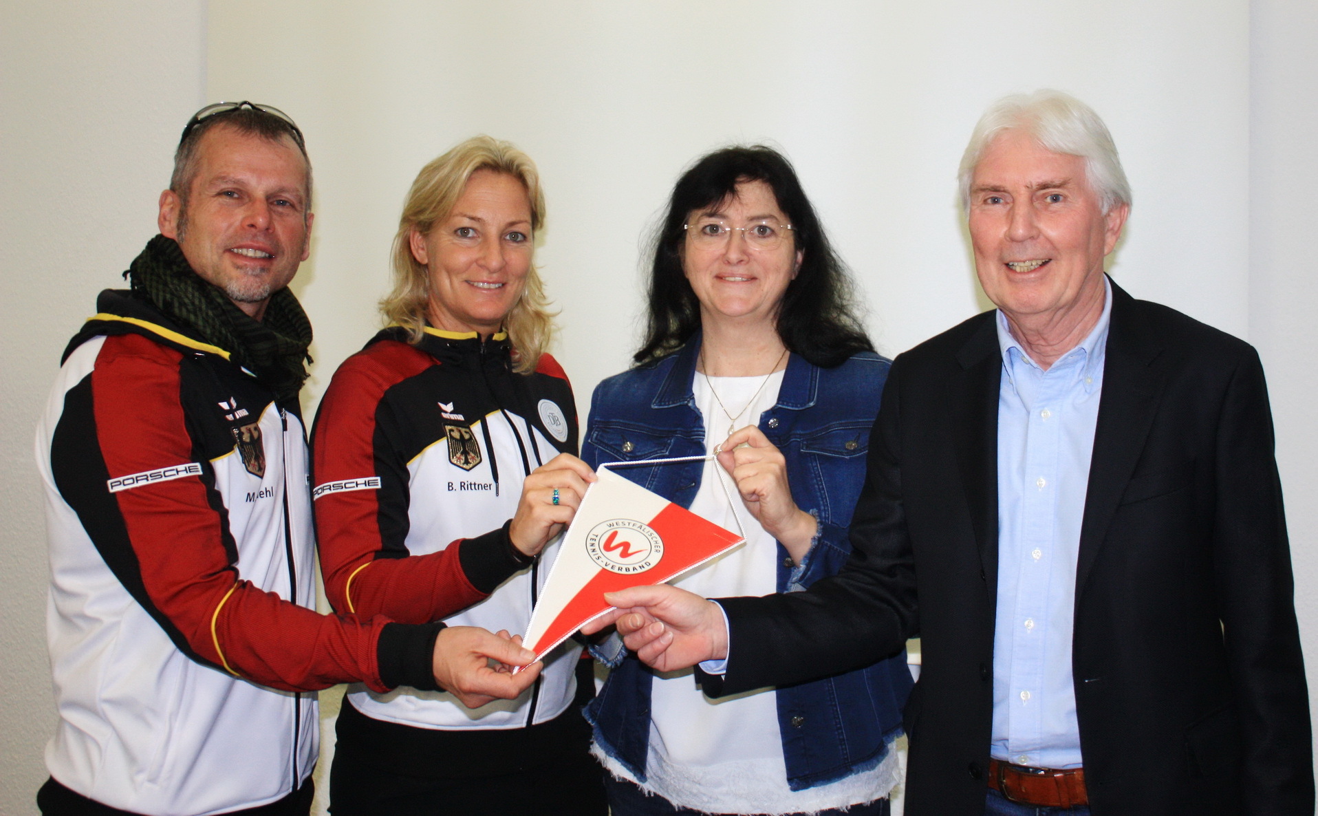 Westfalens Tennispräsident Robert Hampe (rechts) sowie (von links) Mike Diehl (DTB-Fitnesscoach) und DTB-Bundestrainerin Barbara Rittner nahmen die Anerkennung des Leistungszentrum in Kamen zum DTB-Bundesstützpunkt zum Anlass der Bürgermeisterin Elke Kappen einen Antrittsbesuch abzustatten.