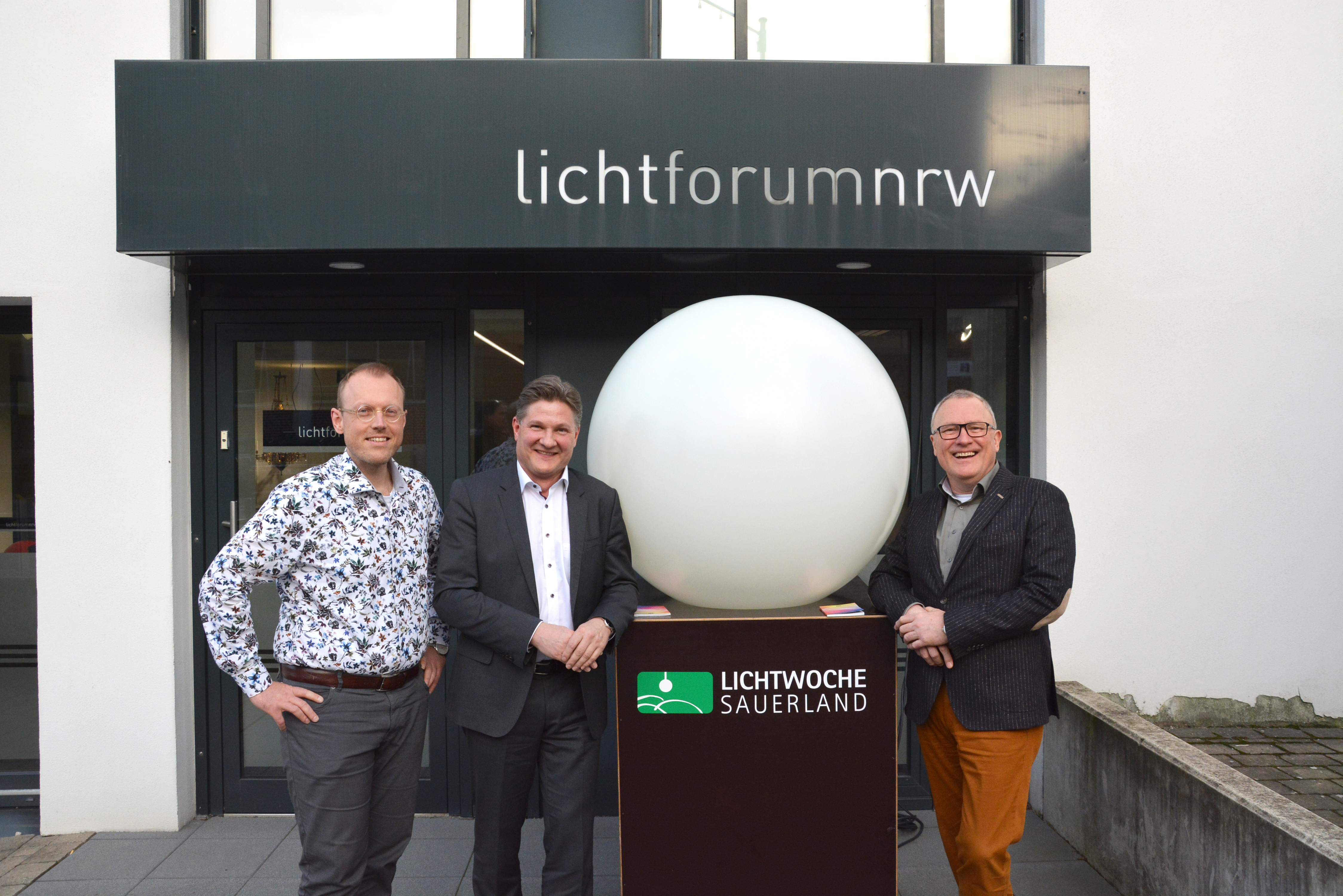 Messe-Organisator Dennis Köhler (Lichtforum NRW) zusammen mit dem diesjährigen Messesprecher-Duo René Tiefenbacher (Firma Eglo) und Bernd Müller (Firma Trio).