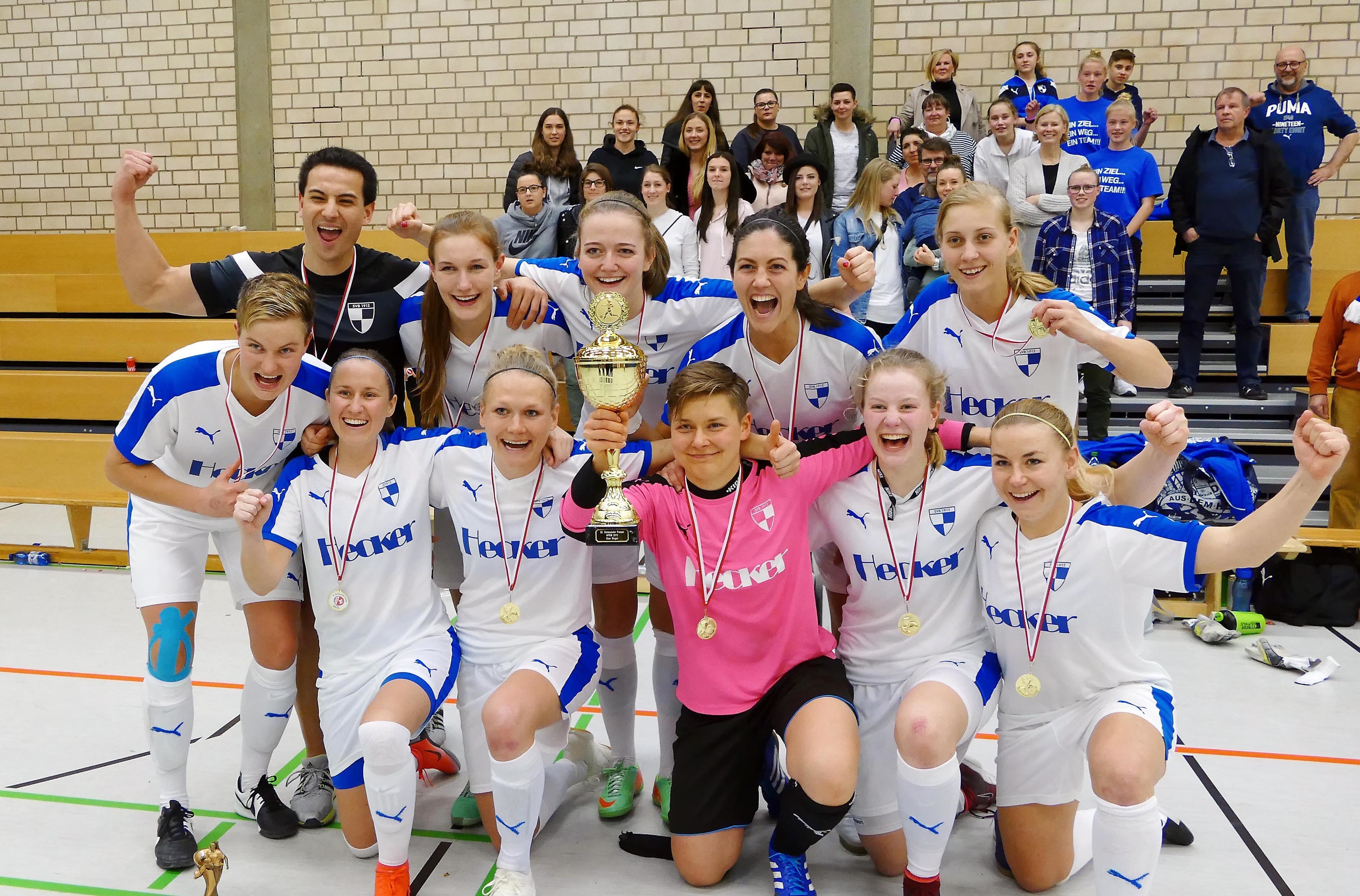 Feierte ihren Erfolg bei der 20. Hallenfußball-Stadtmeisterschaft der Frauen: die Mannschaft des SpVg Berghofen.