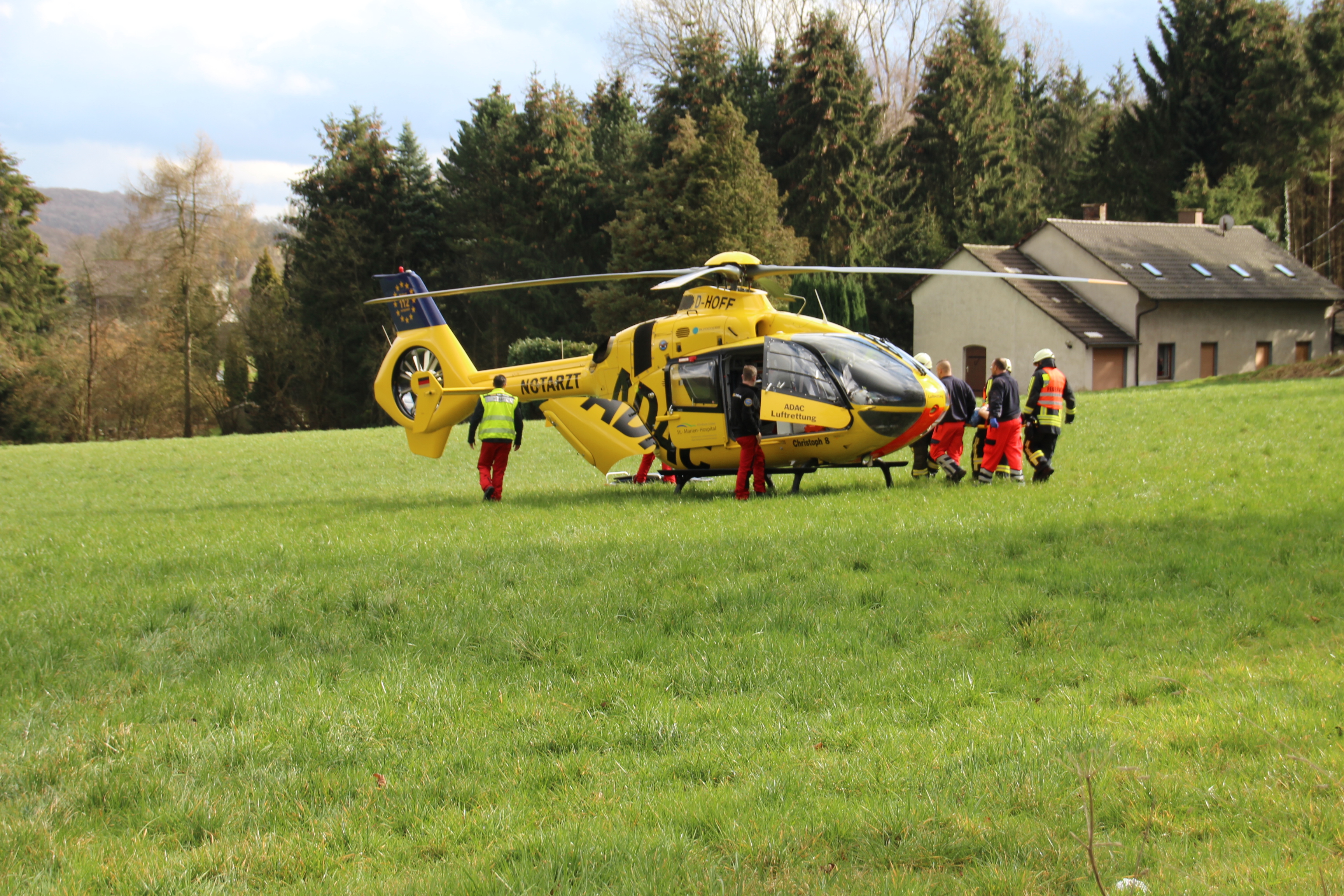 Der verletzte Fußgänger wird in den Hubschrauber getragen.