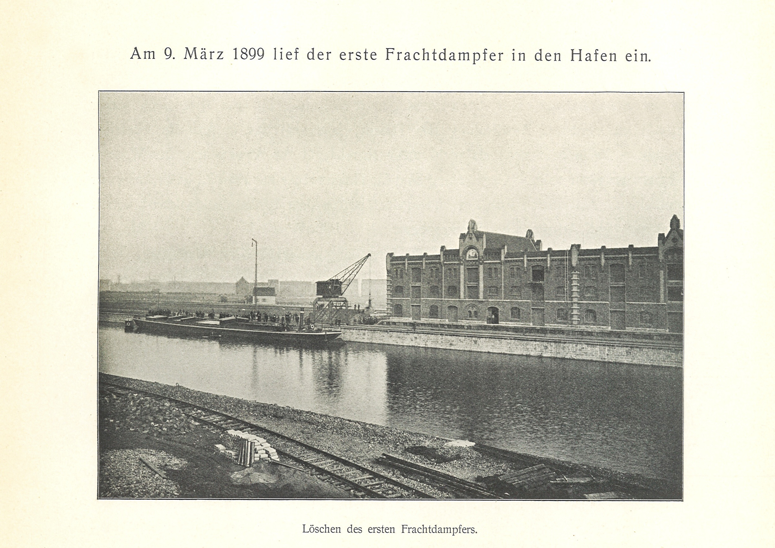- Die erste im Hafen gelöschte Fracht bestand aus Sand des Dampfers "Dortmund" . Der Lagerplatz lag nördlich des städtischen Lagerhauses.