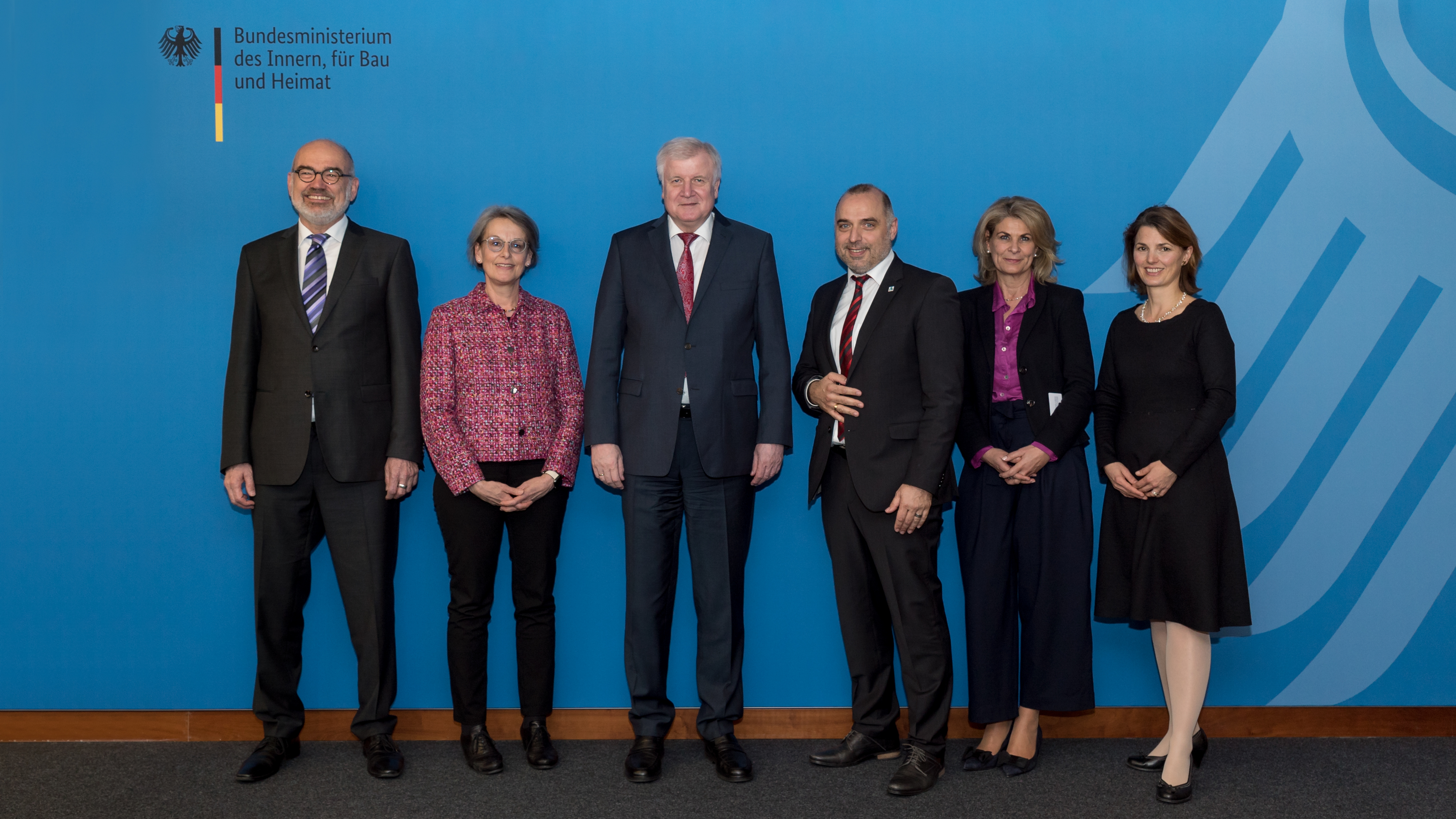 Im Rahmen eines Expertengespräches zum Thema „Demografischer Wandel“ hatte Bundesinnenminister Horst Seehofer (3.v.l.) jetzt auch den Arnsberger Bürgermeister Ralf Paul Bittner (4.v.l.) nach Berlin eingeladen.