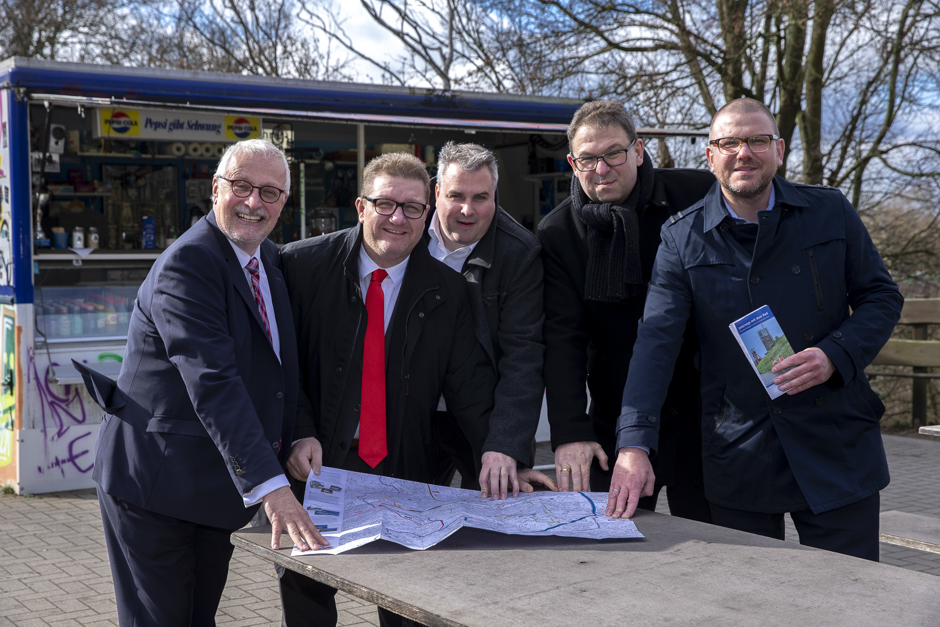 Bei der Präsentation bei sieben Grad Celsius (v.l.): Jochen Rönisch und Hendrik Schäfer (Maritim), Tobias Lollert (Courtyard by Marriott), Markus Schwardtmann, Leiter der städtischen Öffentlichkeitsarbeit, und Dino Klass (Courtyard by Marriott).
Fotos: Gerd Kaemper