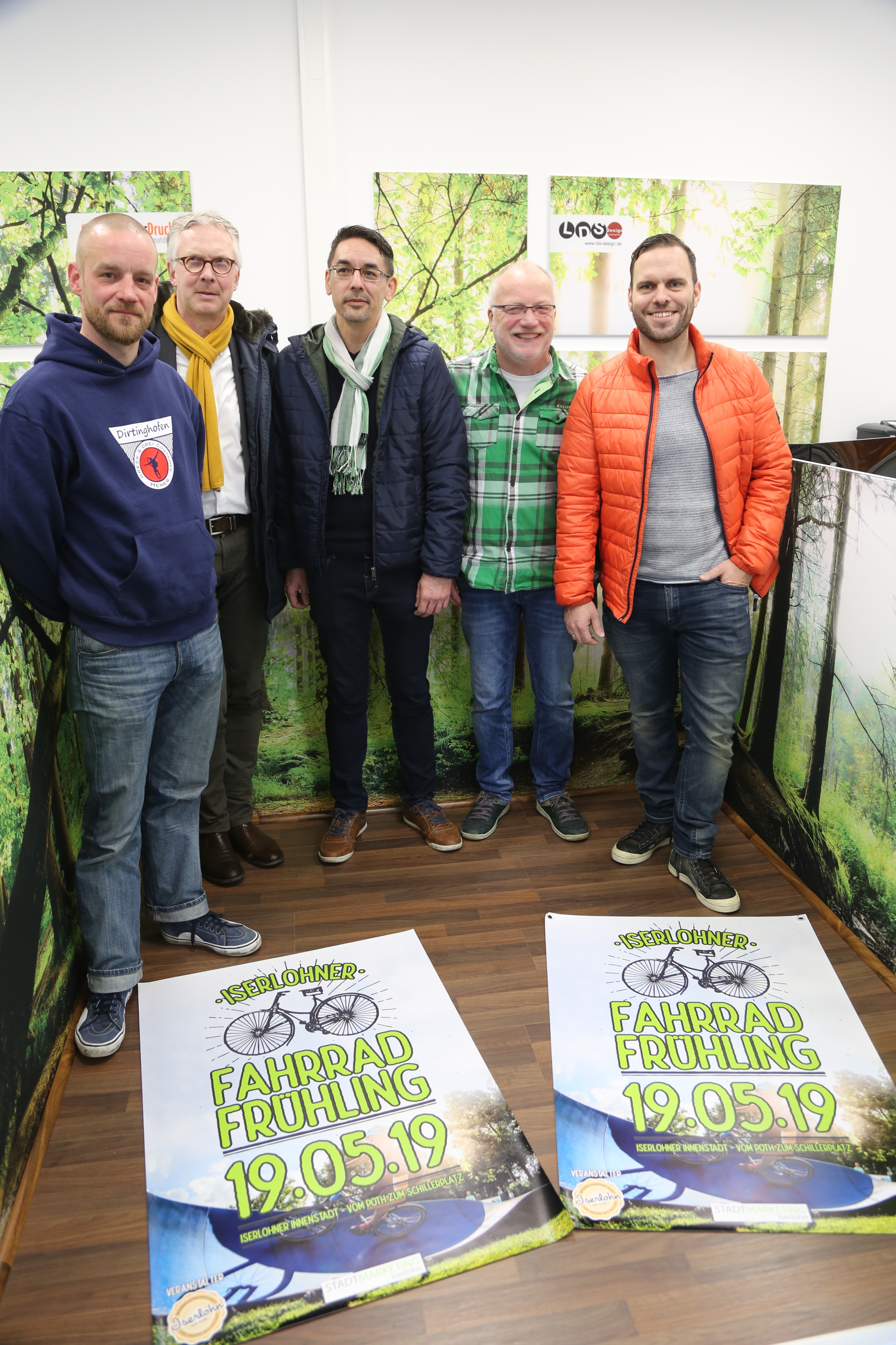 Thilo Koesling (Bike Station), Stadtmarketingleiter Dirk Matthiessen sowie Marc Tillmann, Volker Hellhake und Sebastian Schöler (alle Werbegemeinschaft Iserlohn) wollen mit dem Fahrrad-Frühling einen neuen Impuls zur Attraktivierung der Iserlohner Innenstadt setzen. Foto: Schulte
