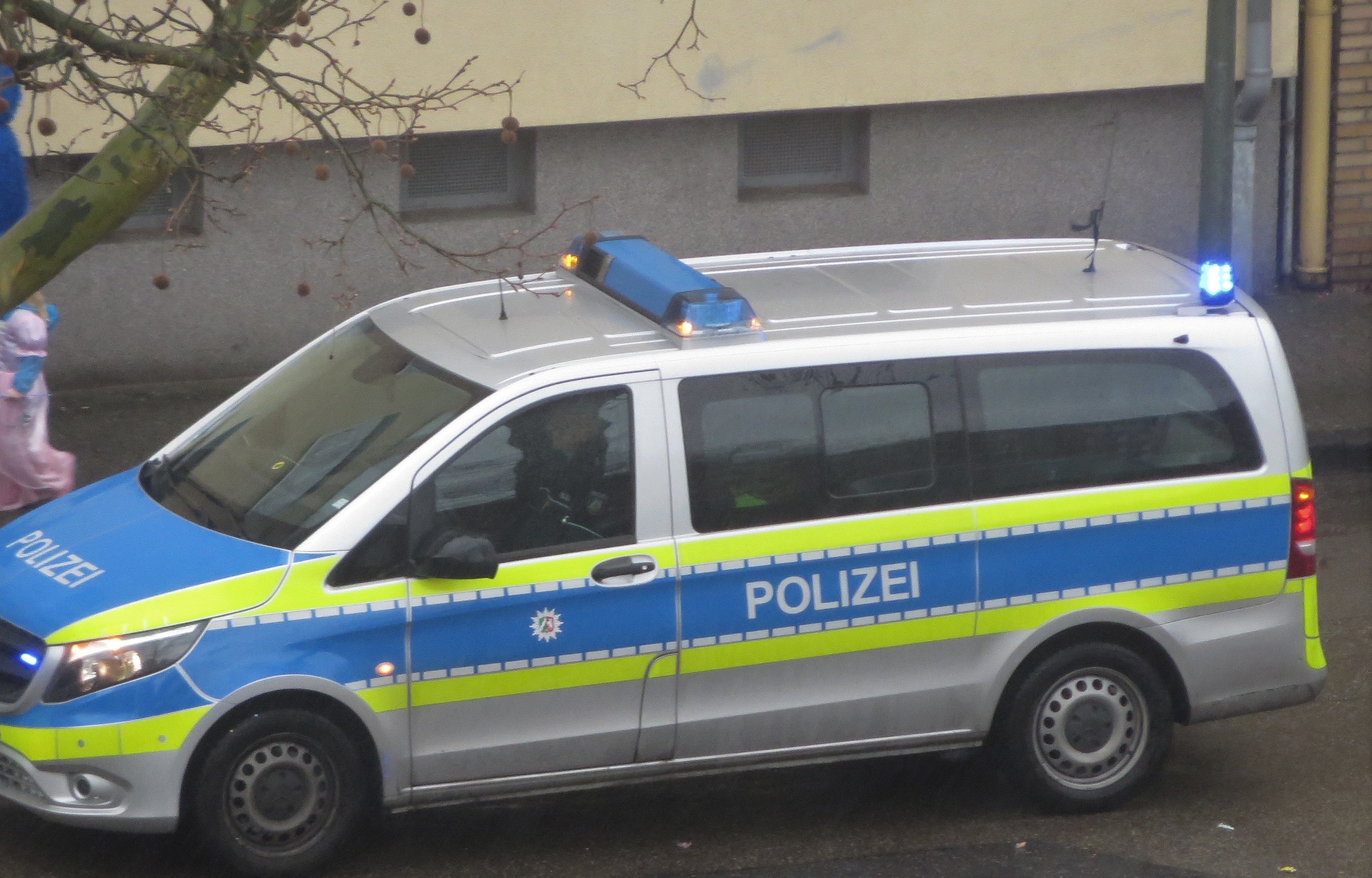 Die Frau verweigerte sich jedoch allen polizeilichen Maßnahmen