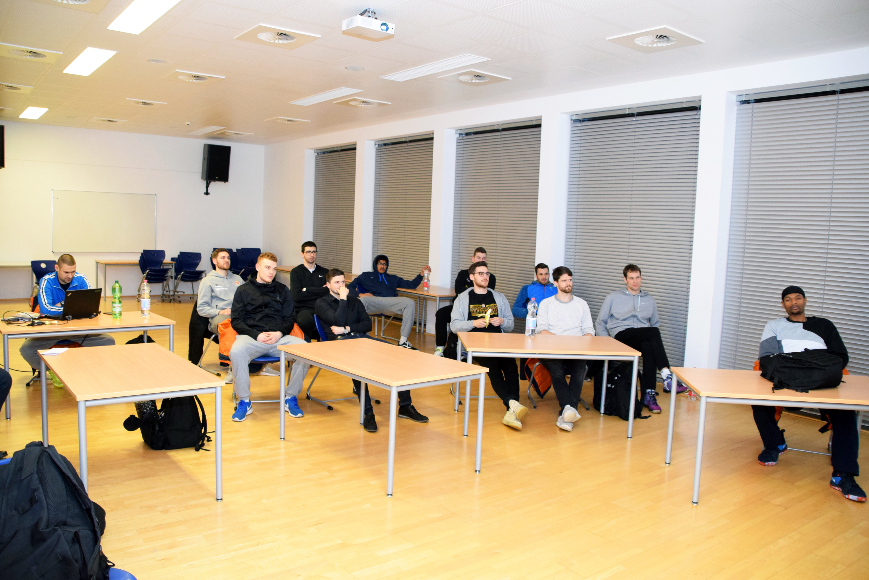 Am Montag stand eine intensive Videoanalyse von Spiel 1 auf dem Programm. In der Matthias-Grothe-Halle schauten sich Trainer und Mannschaft noch einmal ausgewählte Spielszenen an. Foto: Günther