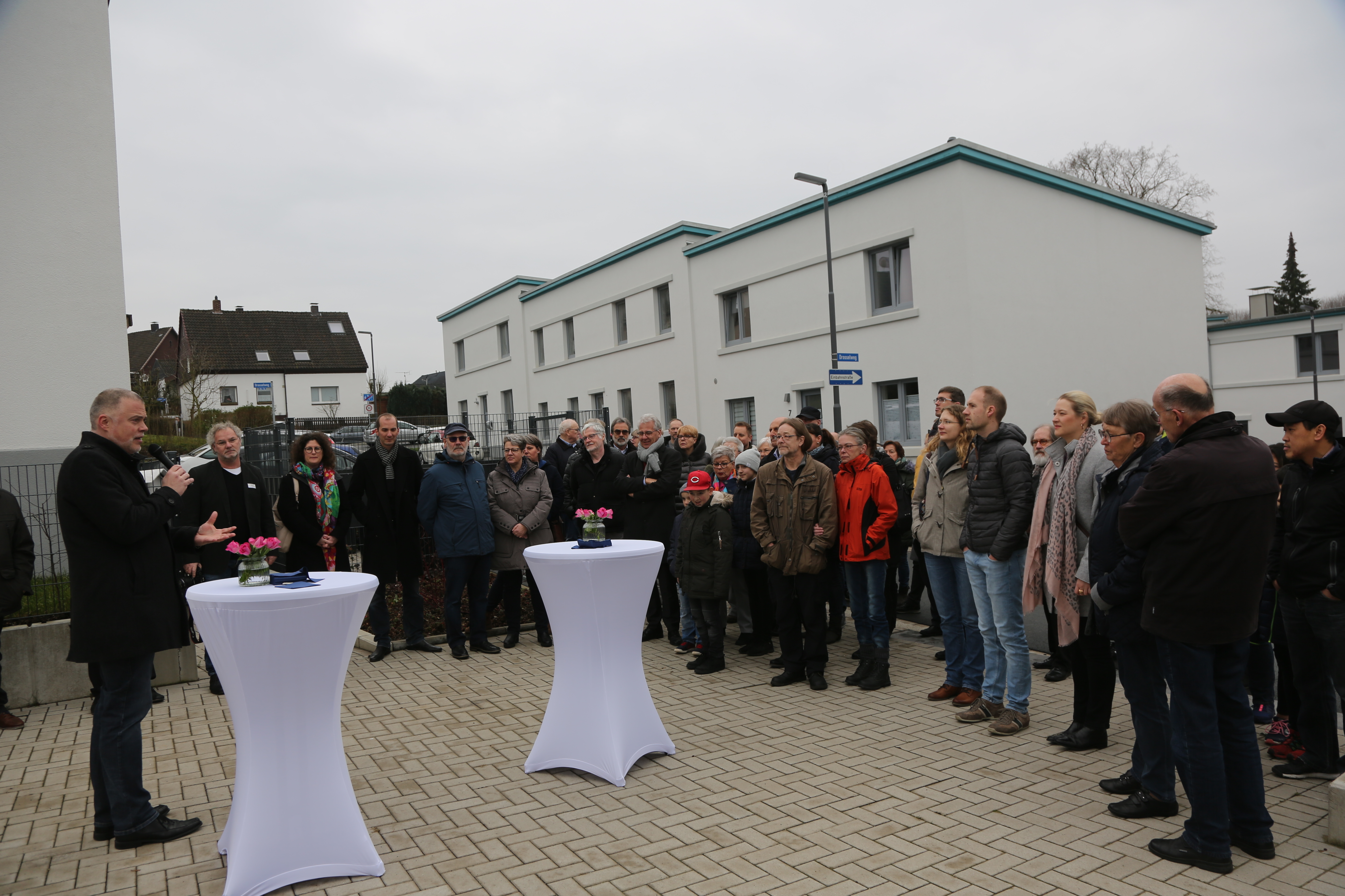 Rund 40 Interessierte konnte IGW-Geschäftsführer Olaf Pestl (li.) am Samstagvormittag zur Veranstaltung "100 Jahre Bauhaus" in der Schliepersiedlung begrüßen. Foto: Schulte