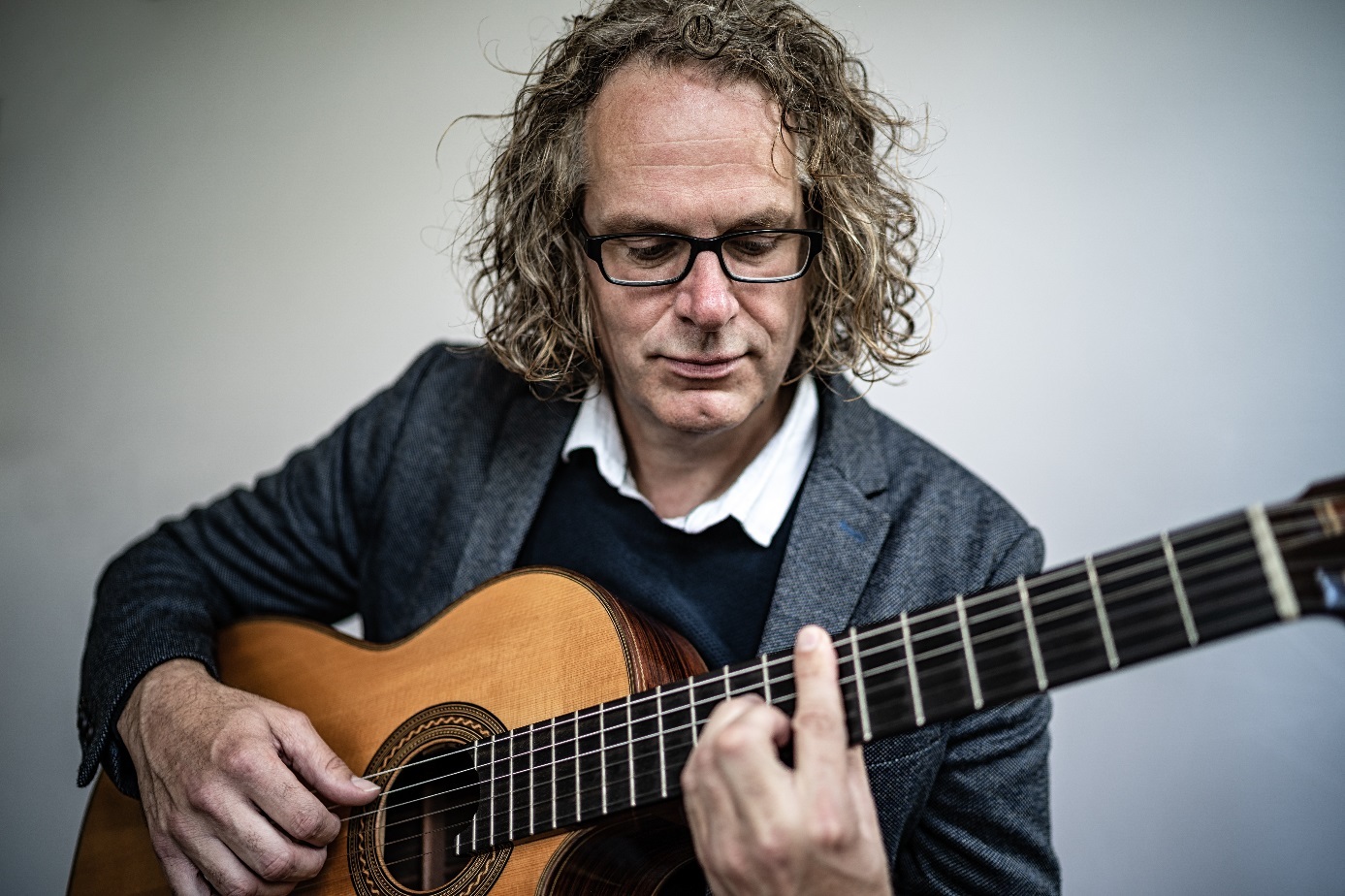 Auch Musiker Jürgen Saalmann unterrichtet eine Musikgruppe und gibt sein fachkundiges und musikalisches Wissen an die aufstrebenden Talente weiter.