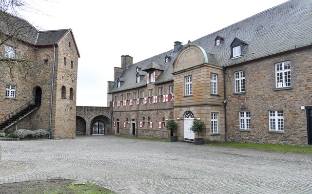 Bis Ende September wird am und im Schloss Broich noch kräftig Hand