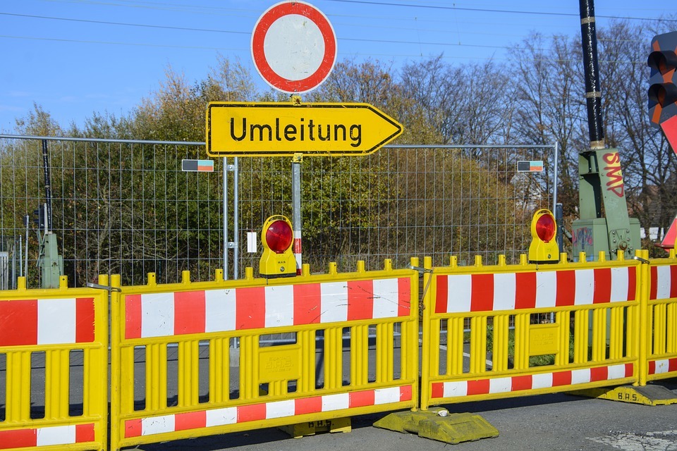 Vom 11. bis voraussichtlich 22. März bleibt die Beisenstraße in Ellinghorst voll gesperrt. Vor Ort müssen Experten der Kampfmittelbeseitigung zwei Verdachtspunkte betreffs eventueller Bomben-Blindgänger aus dem 2. Weltkrieg überprüfen.
