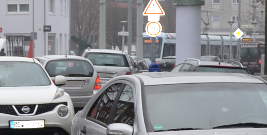 Die Städte ächzen unter der Verkehrslast, doch Busse und Bahnen haben zu wenig Vorteile, meinen die Autofahrer.