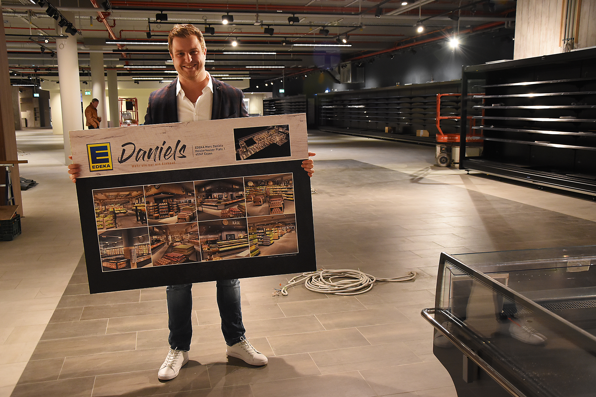 Noch wird eingerichtet: Marc Daniels eröffnet am Donnerstag, 28. März, seinen neuen EDEKA-Frischemarkt in den Cranachhöfen.