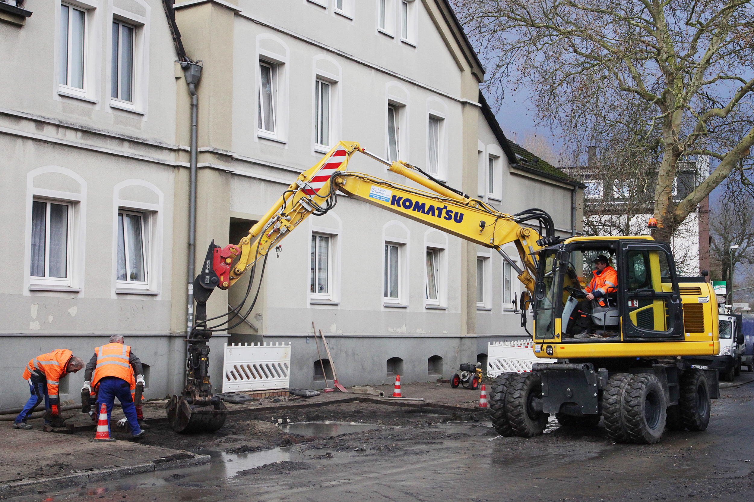 Vollsperrung auf der Gahmener Straße - hier rollen nach den Rohrbrüchen die Bagger.