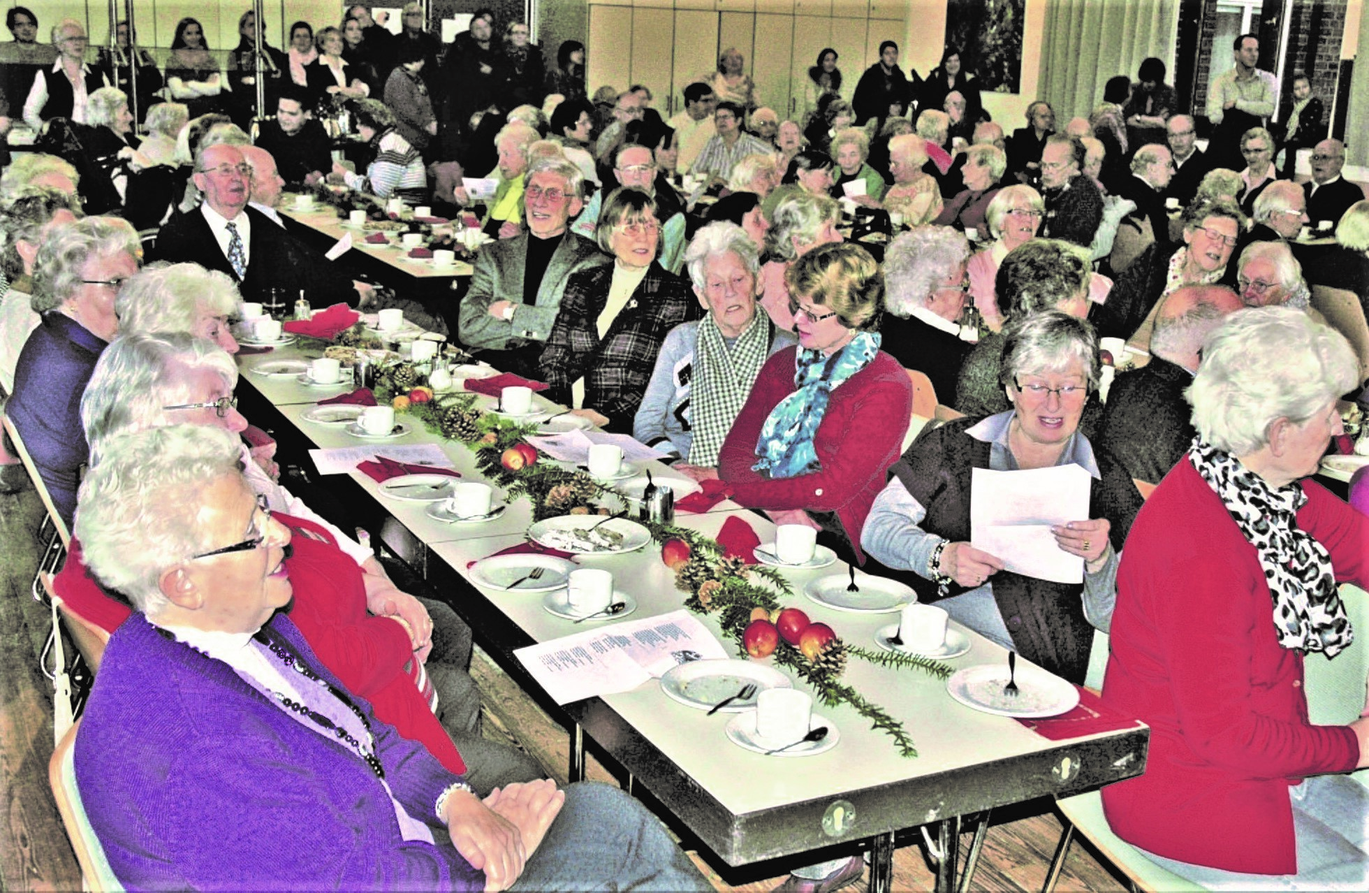 Ein gut gelaunter Nachmittag bei einer Senioren-Adventsfeier der Caritas in St. Kamillus.
Foto: Henschke