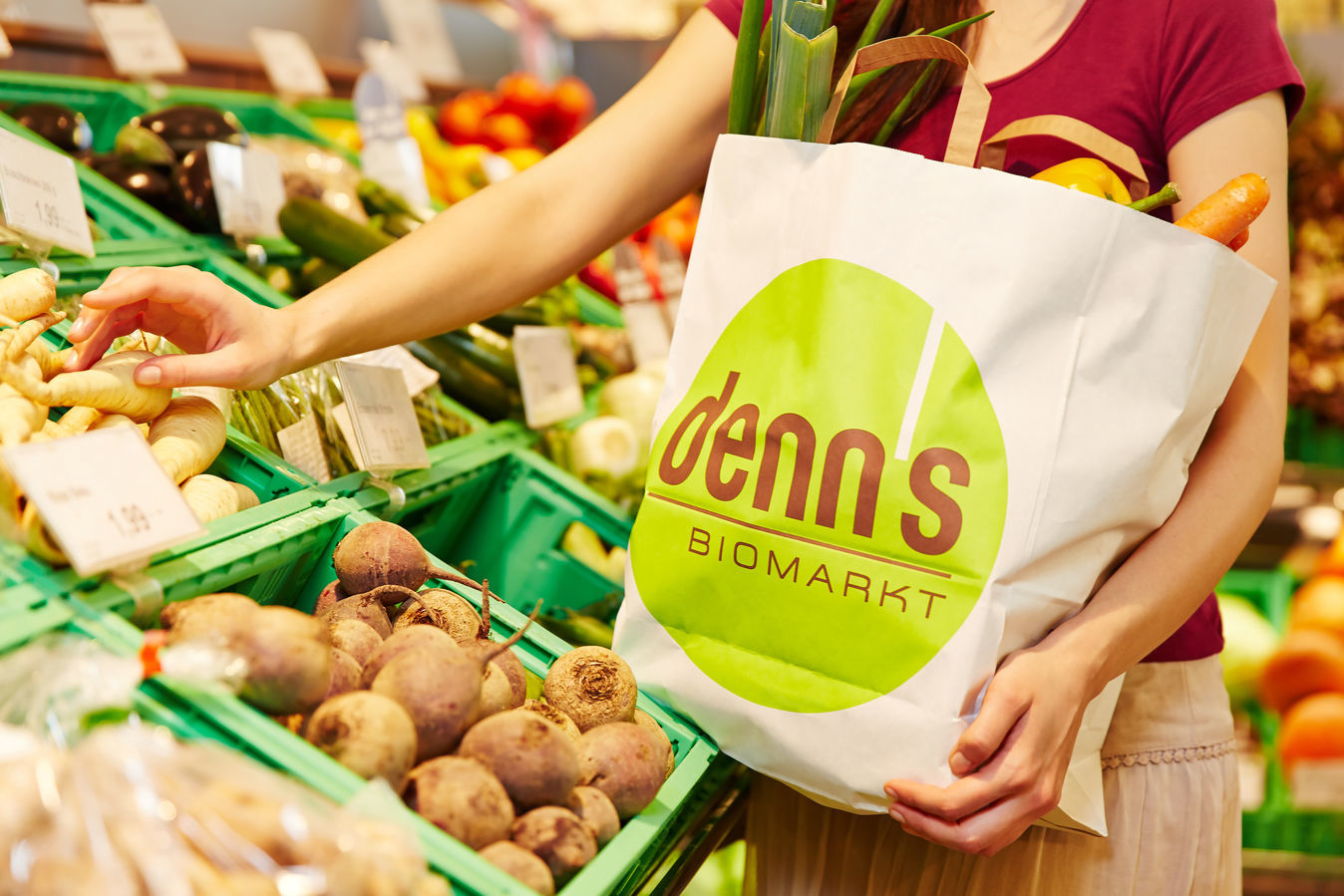 Täglich frisches Bio-Obst und Bio-Gemüse aus der Region präsentiert der neue denn's Biomarkt in Dortmund auf einer großen Fläche.