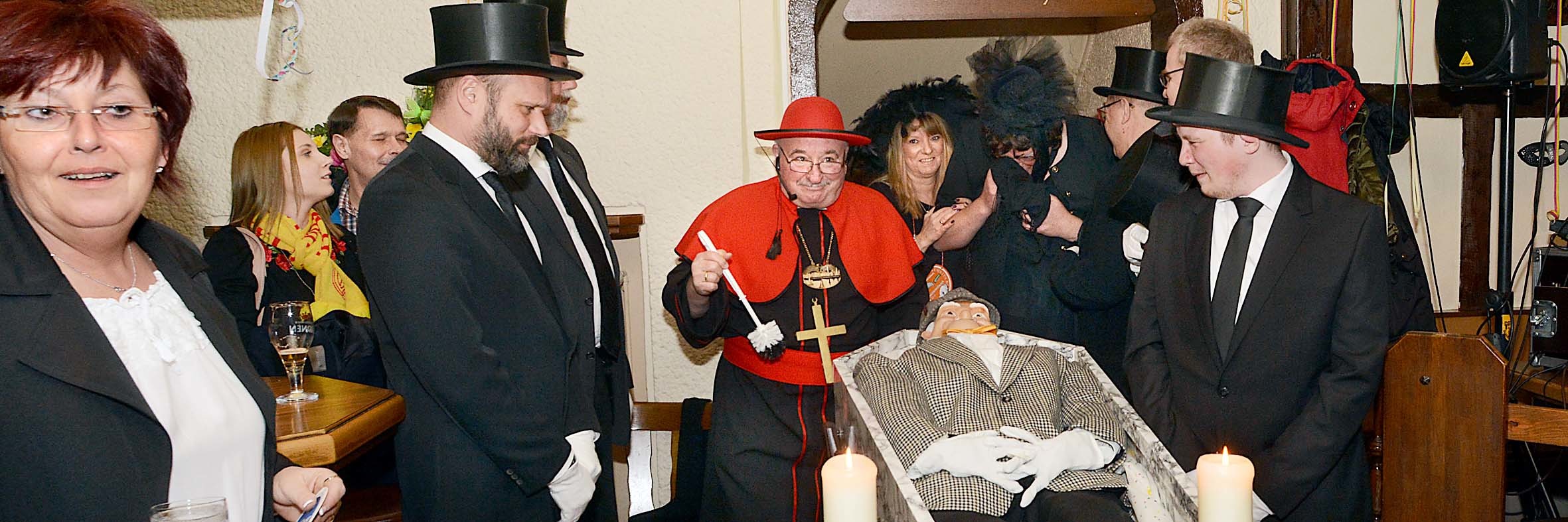 Doch ein Lachen konnte sich beim feucht-fröhlichen Leichenschmaus selbst der Pastor (verkörpert von Jörg Bojanowski) nicht verkneifen.