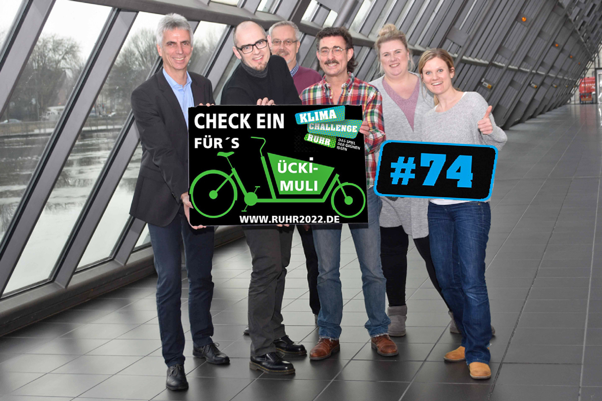Für einen guten Start des Ücki-Muli bei der Klima-Challenge Ruhr werben die Mitarbeiter des Wissenschaftsparks. Jeder kann sich jetzt registrieren und das kostenfreie Lastenrad für Ückendorf in dem innovativen regionalen Klimaschutz- Wettbewerb tatkräftig nach vorn bringen. Foto: Wissenschaftspark, Dn Br / Shutterstock.com