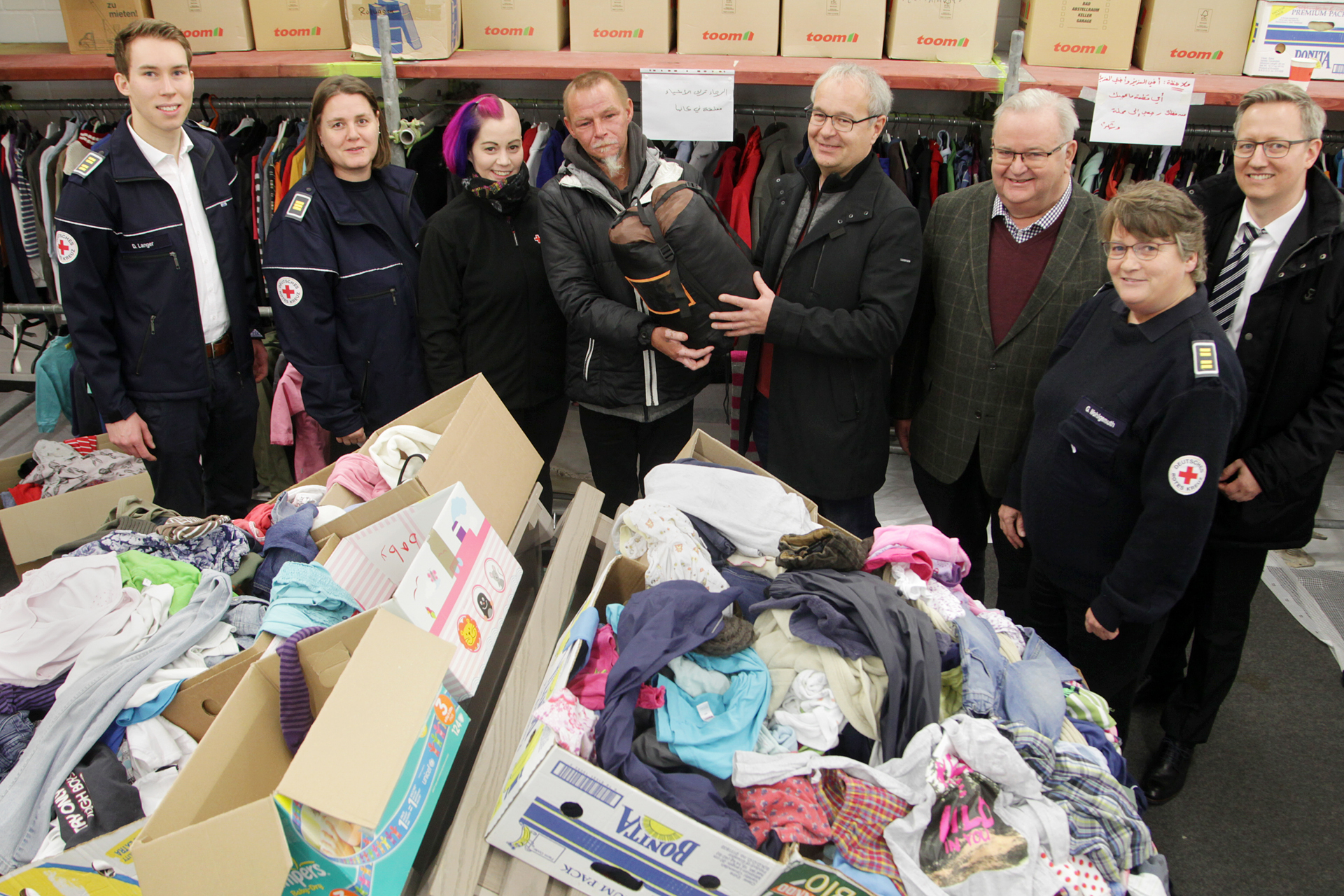 Foto einer Spendenübergabe in der Kleiderkammer im Dezember vergangenen Jahres. Matthias Stiller (r.), sprach da schon von Problemen bei der Finanzierung.
