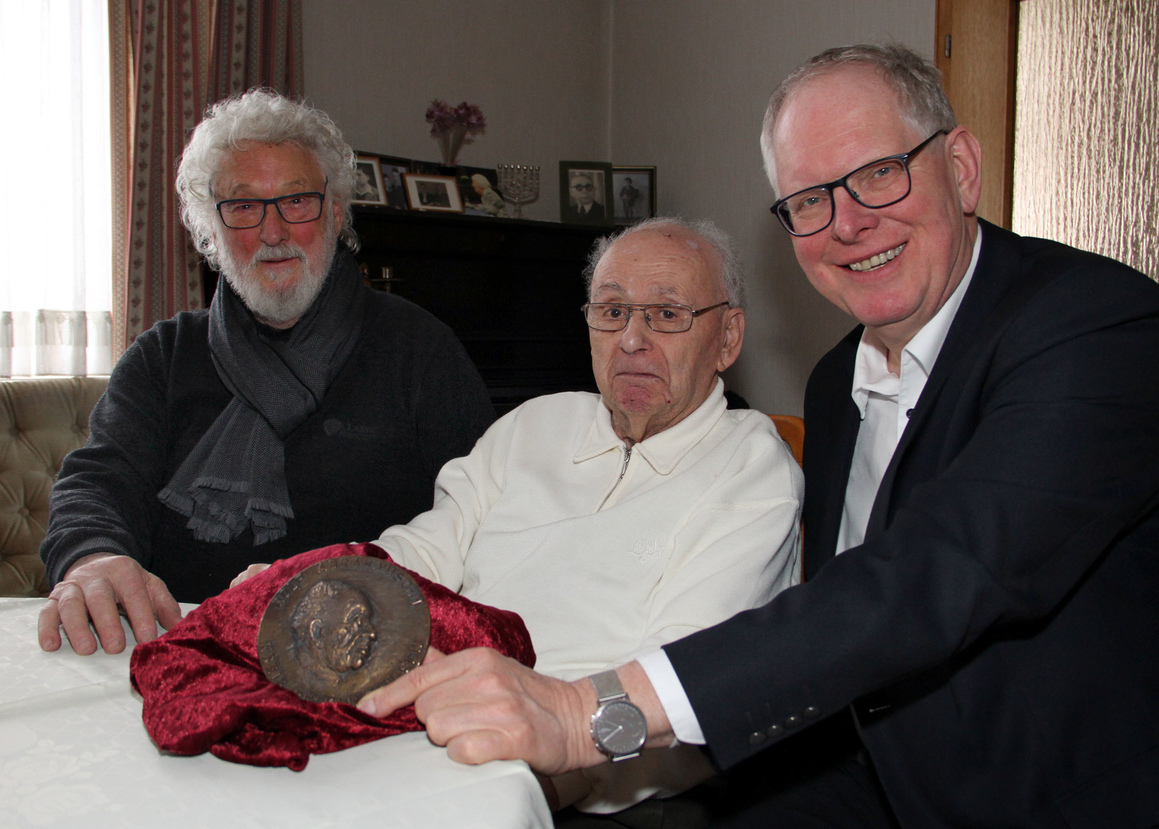 Künstler Heinrich Brockmeier, der Vestische Ehrenbürger Rolf Abrahamsohn und Landrat Cay Süberkrüb (v.l.) mit der Rolf-Abrahamsohn-Medaille. Foto: Kreis