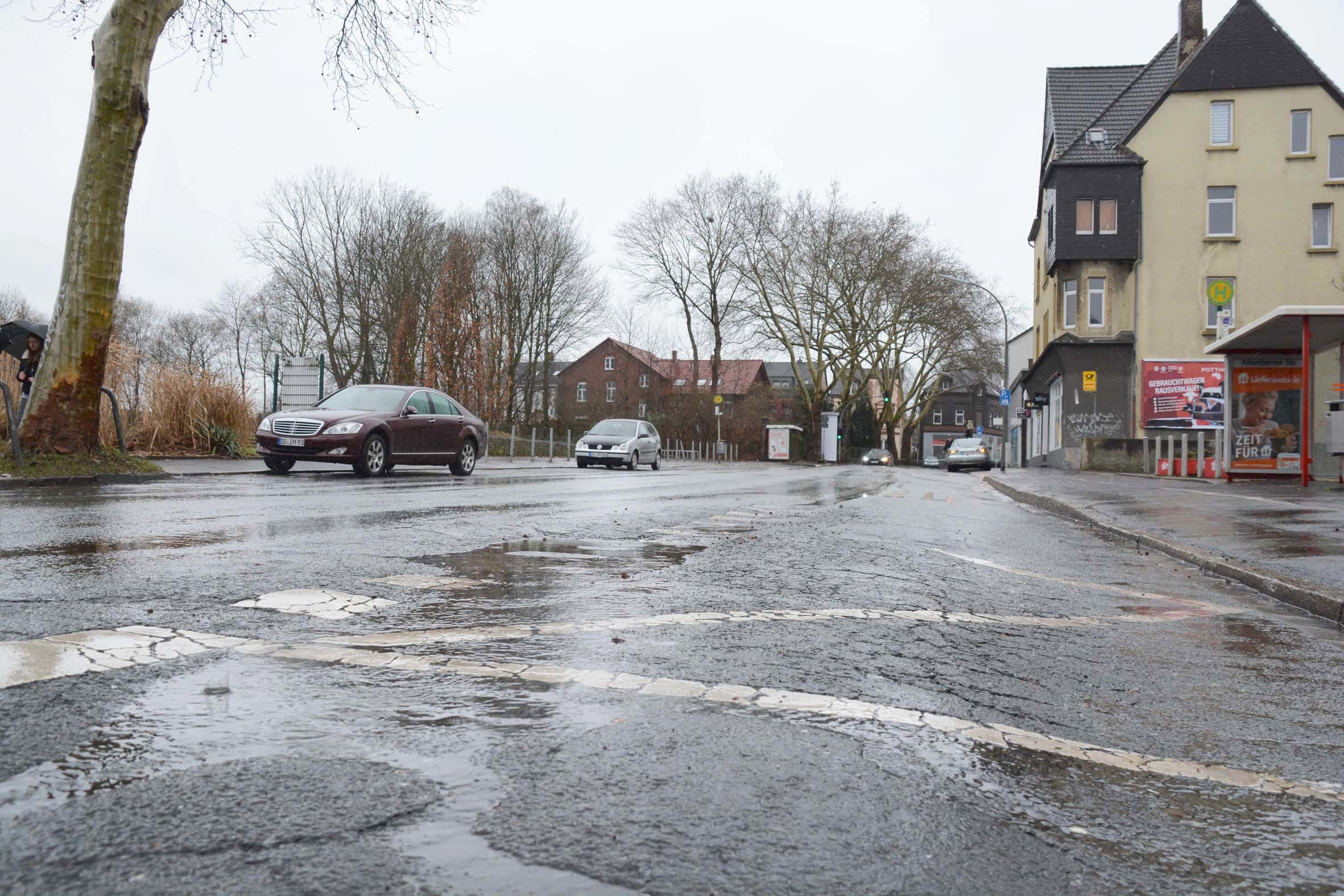 Vor Ort in Derne lang ersehnt soll nun die dringend erforderliche Sanierung der Fahrbahn der Altenderner Straße starten. Die Busse fahren Umleitungen; betroffen sein wird u.a. auch die Haltestelle "Altenderner Straße" (hier rechts und hinten links im Bild zu erkennen).