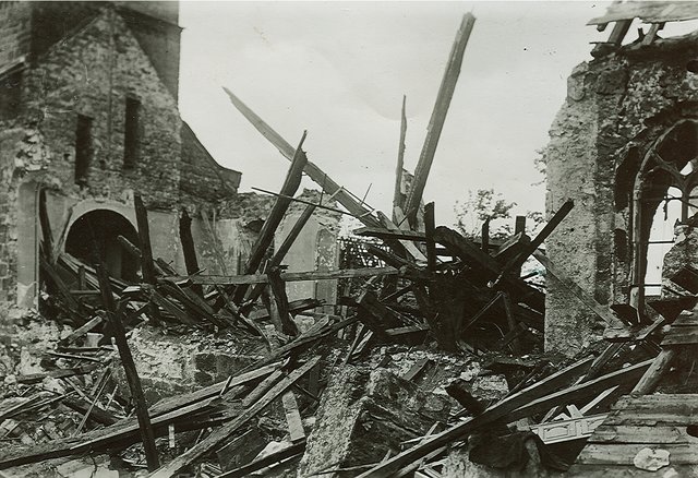 Die zerstörten Pfarrkirche St. Matthäus im Jahre 1945.