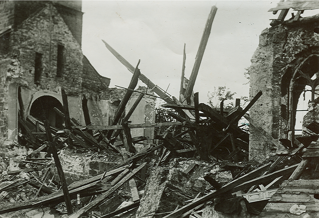 Die zerstörten Pfarrkirche St. Matthäus im Jahre 1945.