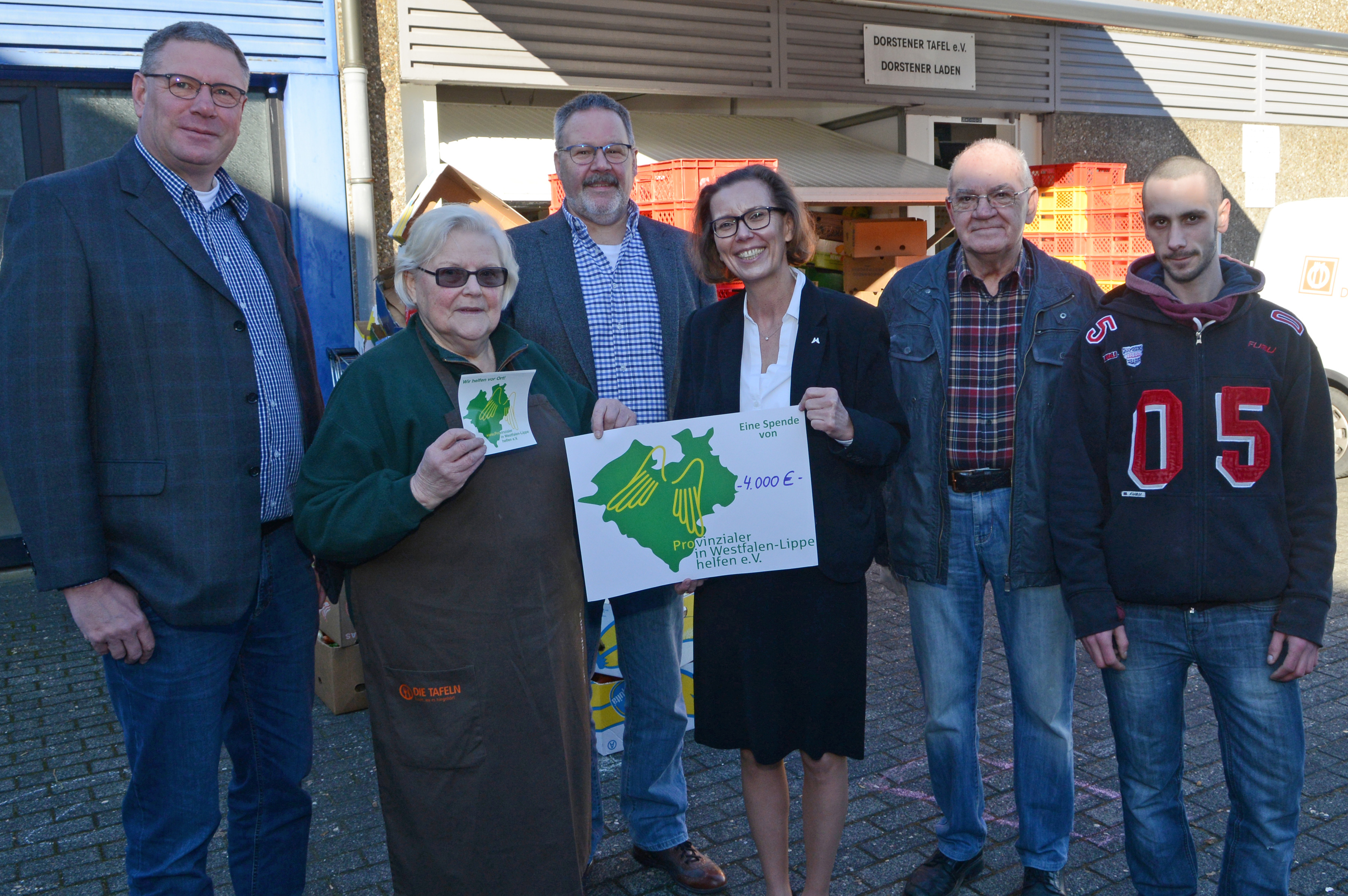 Martin Huthmacher, Hedwig Schnatmann, Roger Rommeswinkel, Dr. Katrin Peitz und ehrenamtliche Mitarbeiter der Dorstener Tafel freuten sich über die stolze Spende.