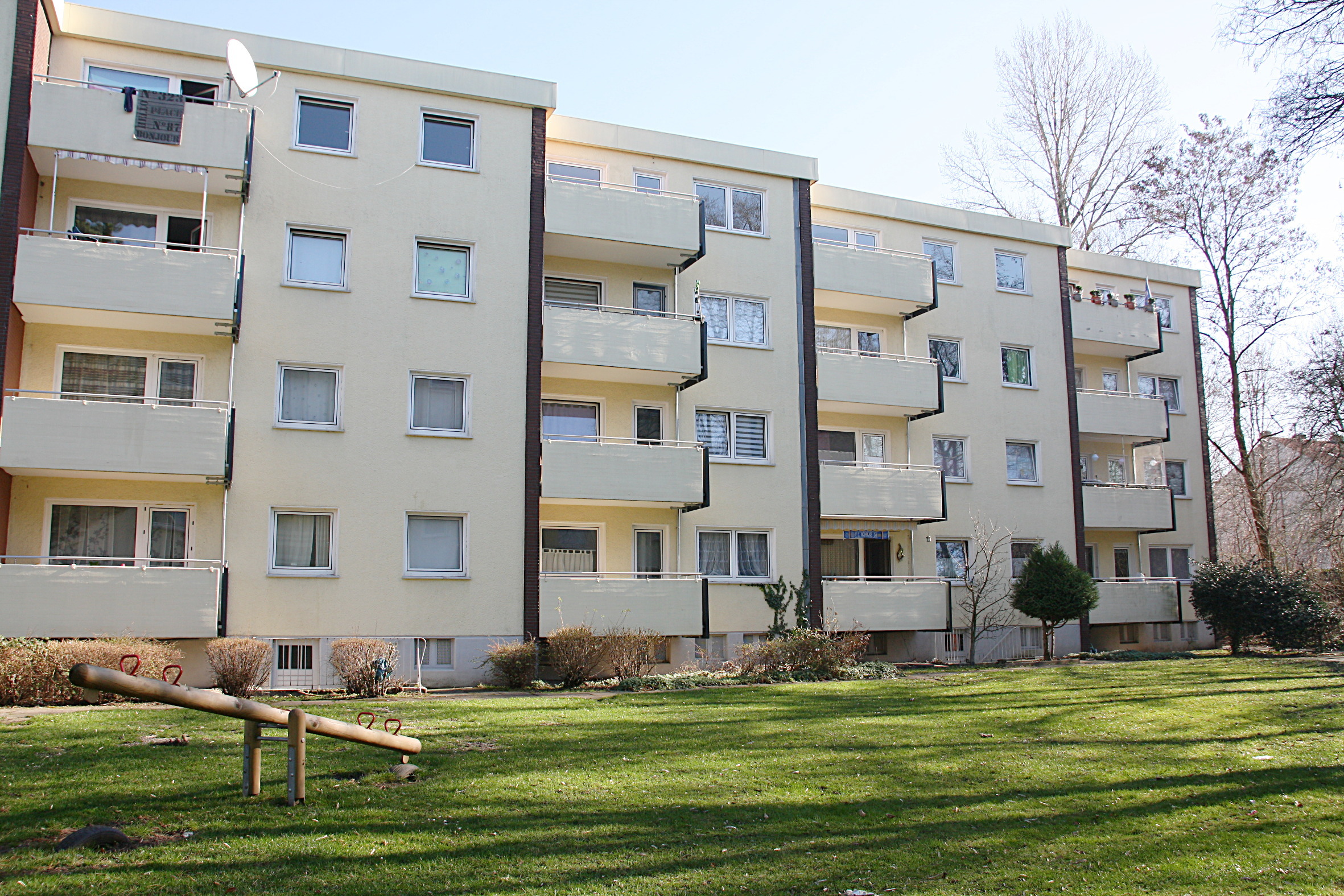 Eine Häuserzeile in der Siedlung Am Grünen Platz im Stadtteil König Ludwig.