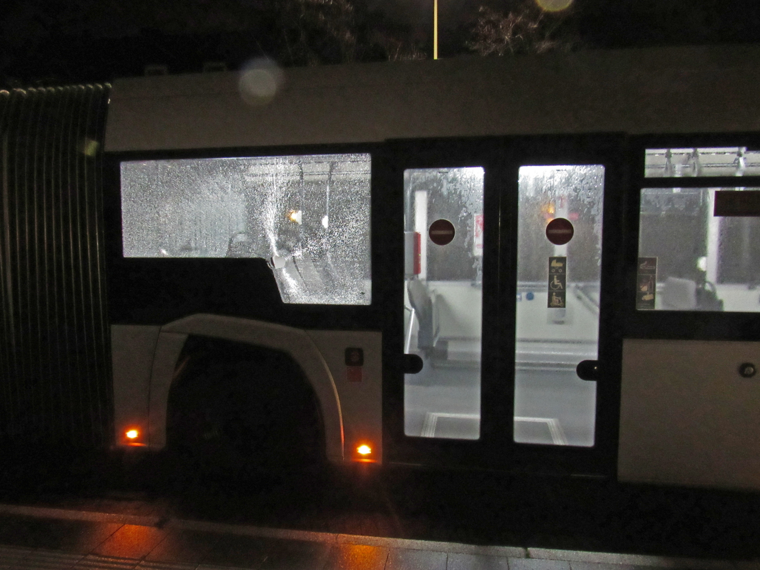 Nach Zeugenaussagen warf ein Mann am heutigen Freitagmorgen den Stein auf den Bus.