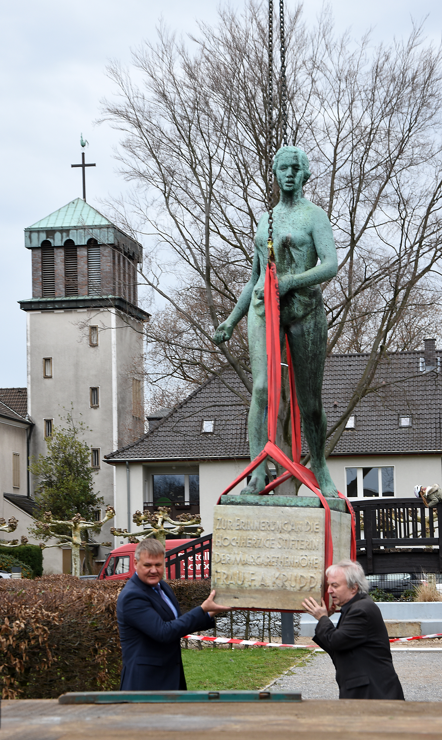 Michael Flachmann als Vorstand der Margarethe Krupp-Stiftung (l.) und Heinrich Theodor Grütter als Direktor des Ruhr Museums schickten die Skulptur auf die Reise.