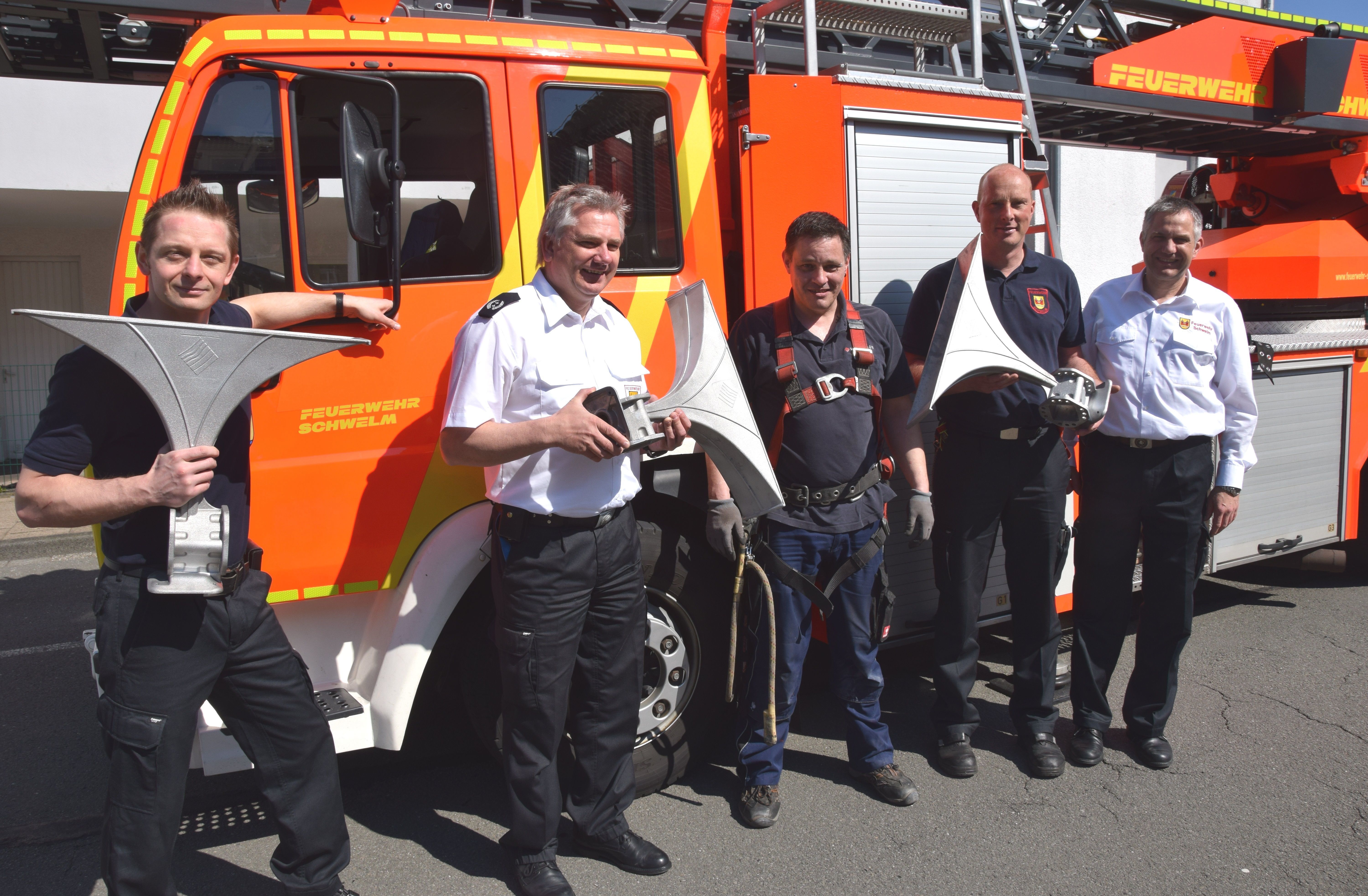 Auch in Schwelm wurden in den letzten Jahren die aus den 1960er Jahren stammenden Motorsirenen durch Hochleistungssirenen ersetzt. Das Foto stammt aus 2016 und zeigt Feuerwehrchef Matthias Jansen, Oliver Dag (Leiter der vorbeugenden Gefahrenabwehr), Ken Ossenberg von der Firma Hörmann, Mike Reuter (Wachabteilungsführer) und Roman Paris (Brandmeister).