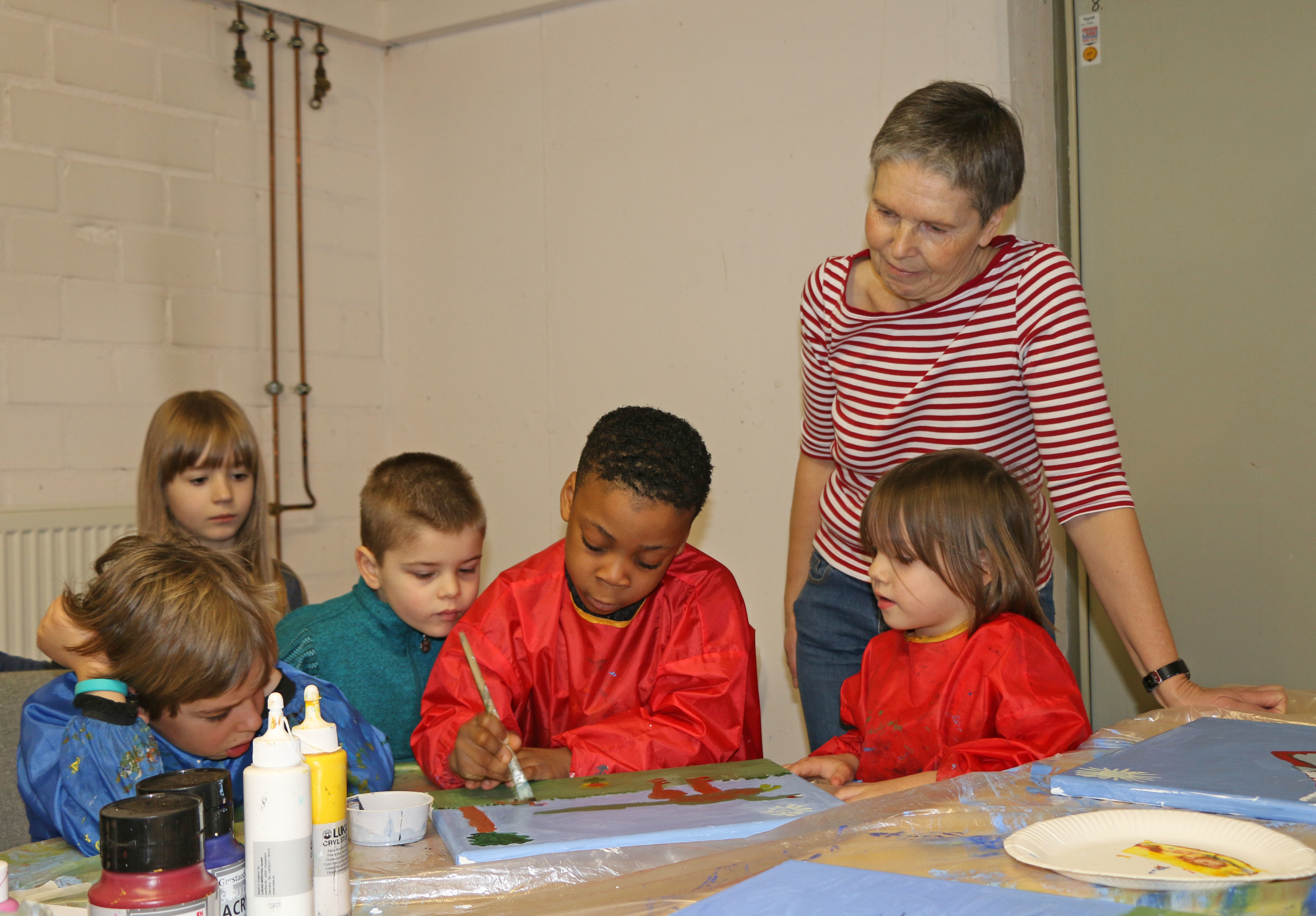 Unter Anleitung der Künstlerin Ursula Limme können sich die Kinder aus der Kita Rüttgersweg an Acrylfarbe und Leinwänden ausprobieren.