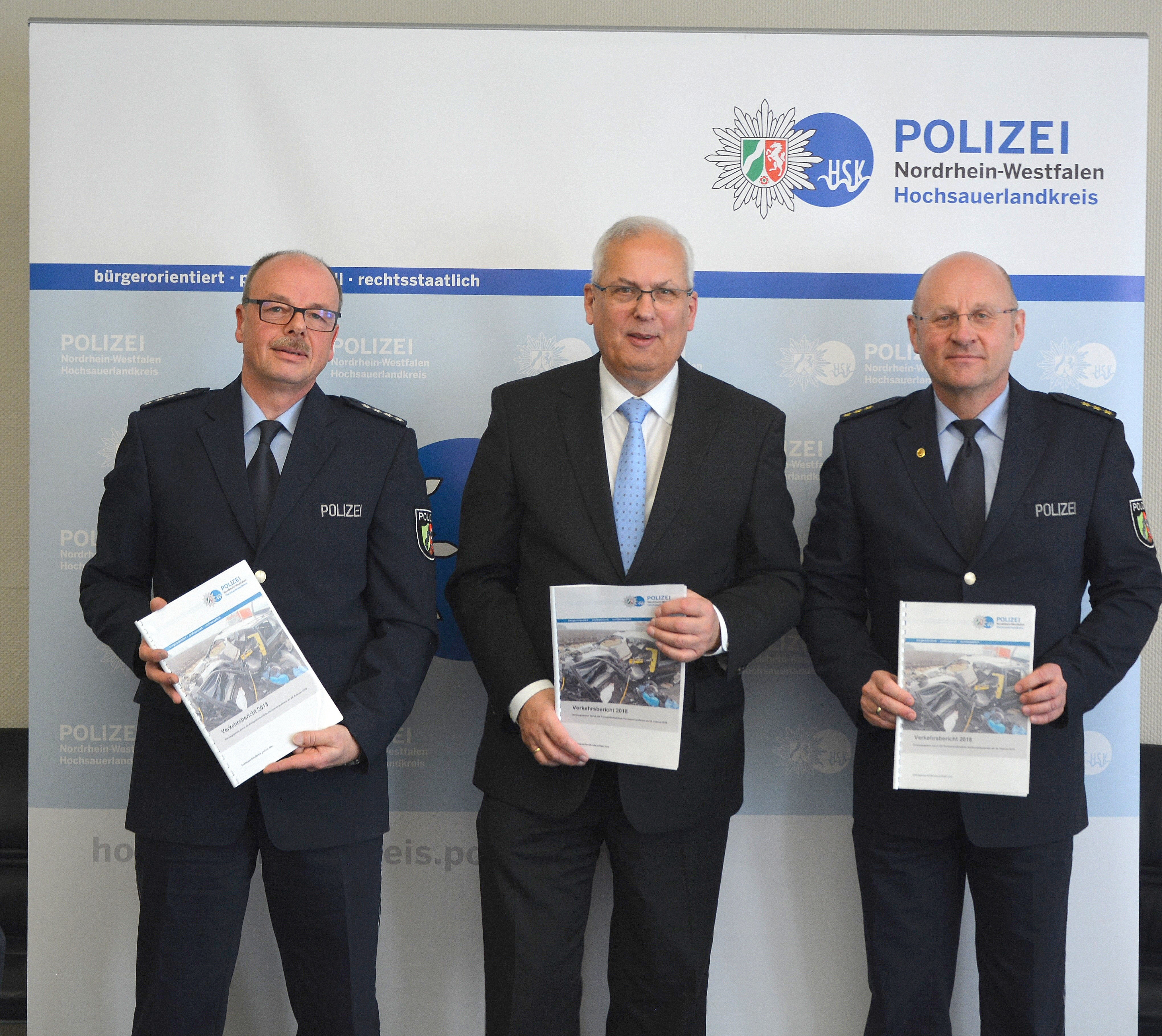 Die Verkehrsstatistik wurde von Landrat Dr. Karl Schneider, Polizeihauptkommissar Thomas Fröhlich (li.) und Polizeidirektor Klaus Bunse präsentiert.