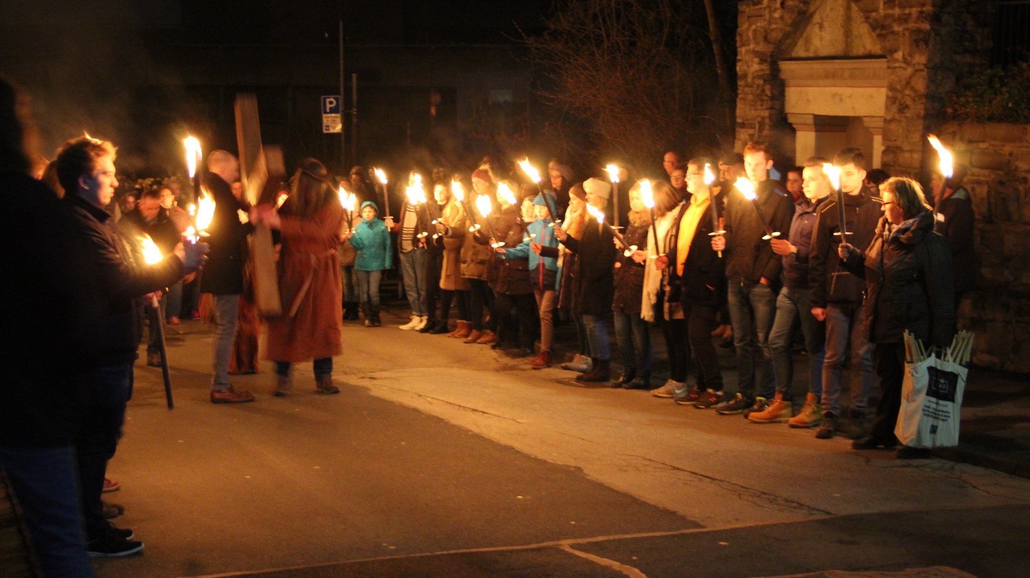 Bei der Jugendkreuztracht 2018 folgten Hunderte Menschen den Trägern den Berg hinauf. Foto: K. Rath-Afting