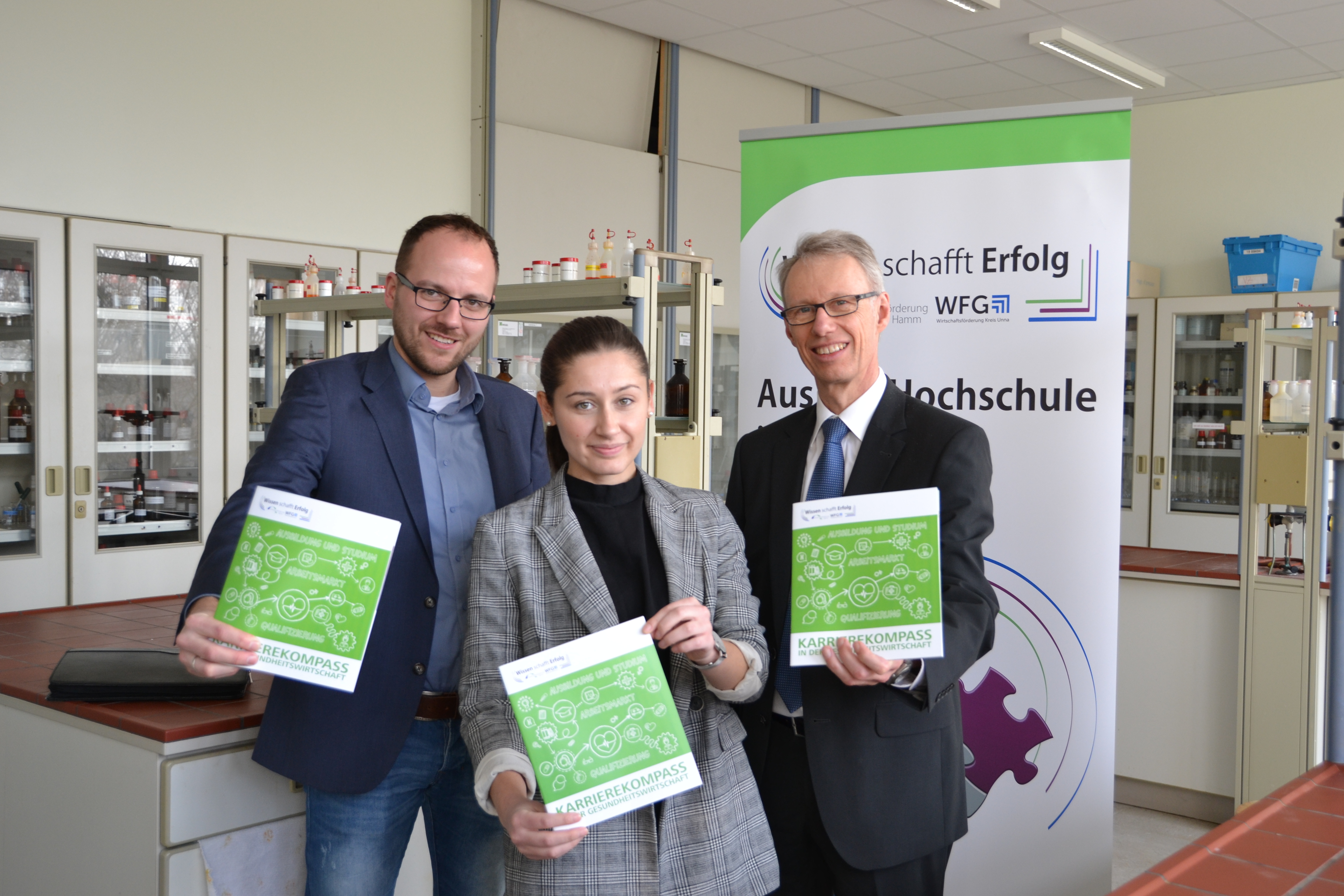 WFG-Chef Dr. Michael Dannebom (r.), Projektleiter Julian Pflichtenhöfer (l.) und Jale Öztürk (m.) aus Bergkamen, die am Hochschulcampus Unna studiert stellten das Werk in Hamm vor. Foto: WFG/Ute Heinze