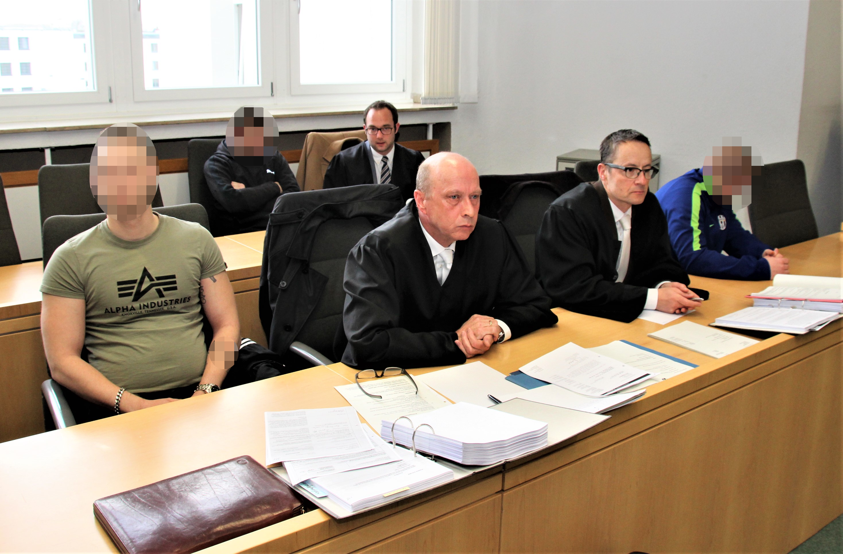Die Angeklagten des Elfringhausener-Taxi-Raub-Prozesses mit ihren Rechtsanwälten Salewski (hinten), Wülfing (v.re.) und Kaps (v.li.).