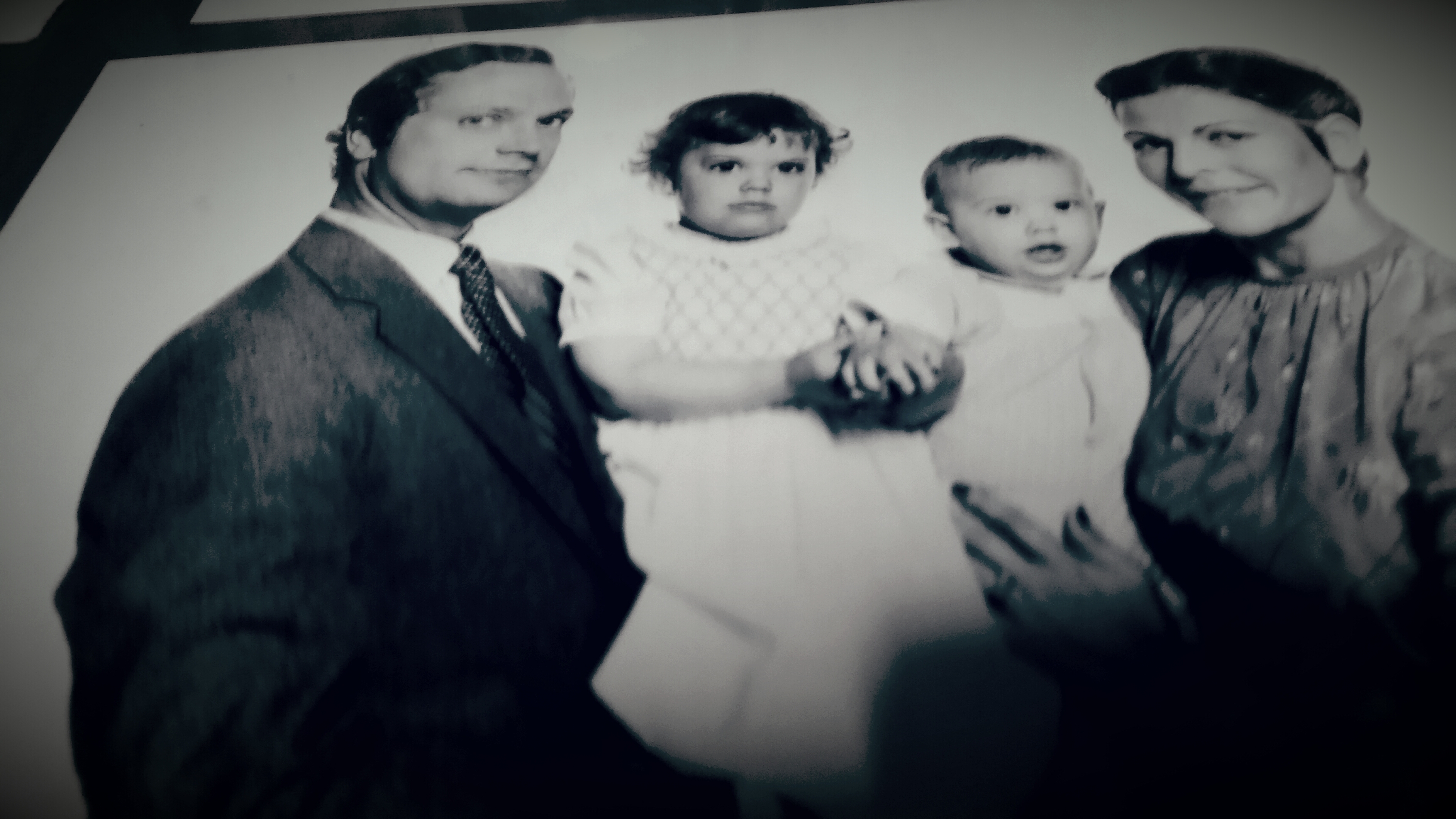 Über dieses Foto durfte ich mich einmal Weihnachten freuen.
Was waren die Kids da noch klein. Victoria schaut staunend.